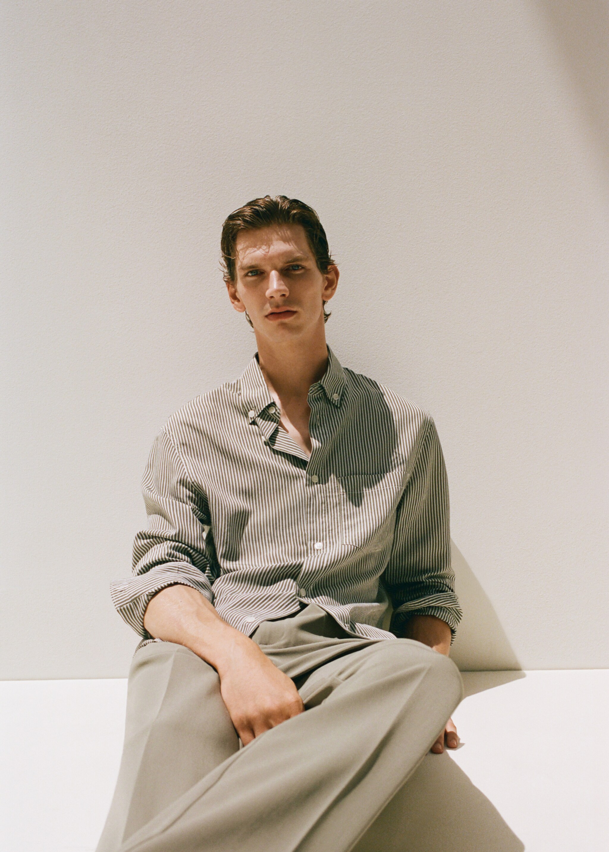 Chemise regular-fit en imprimé rayures - Détail de l'article 5, Olive. Ref: 17024449-00.