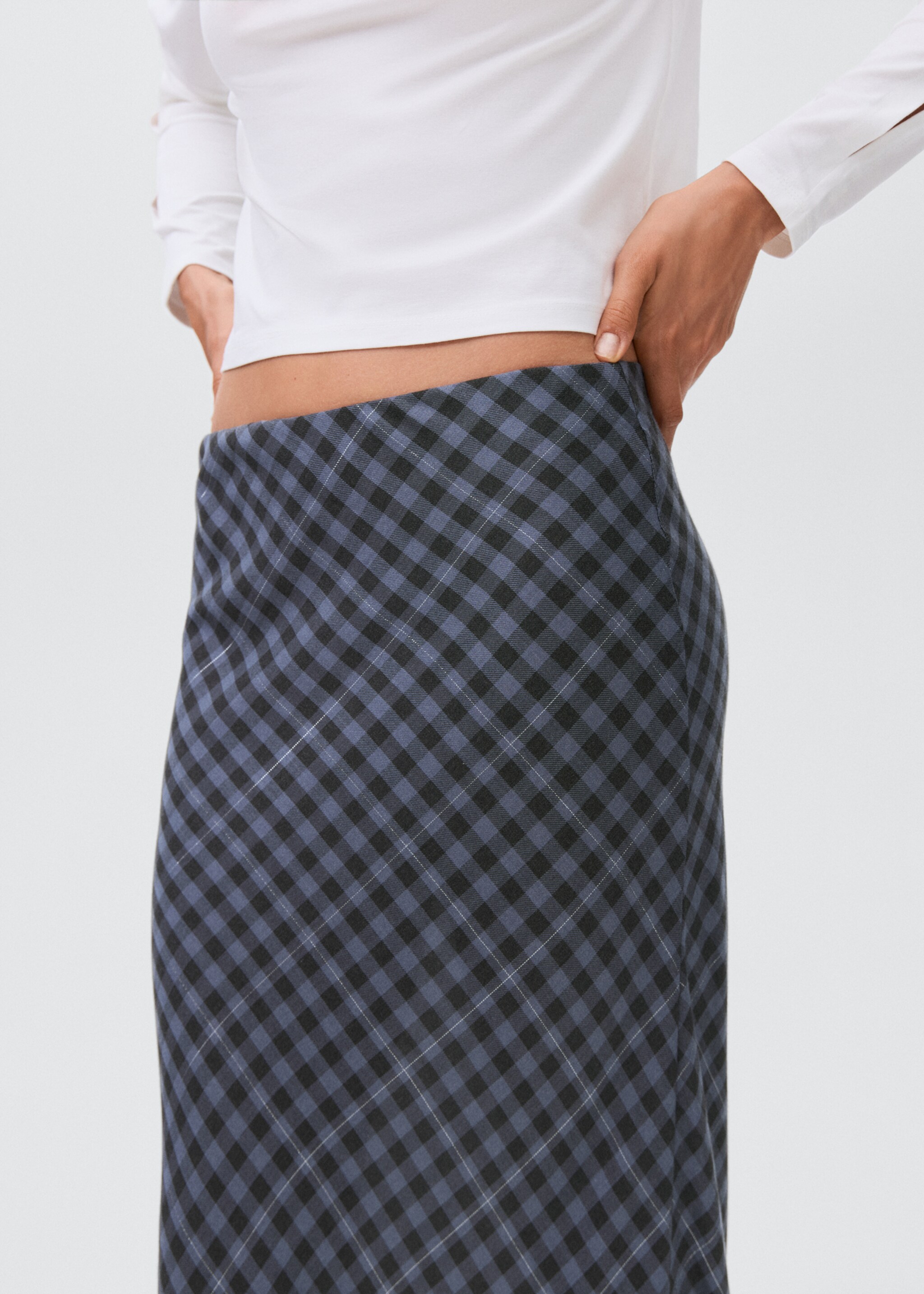 Checked long skirt - Details of the article 1, Grey. Ref: 17024779-00.