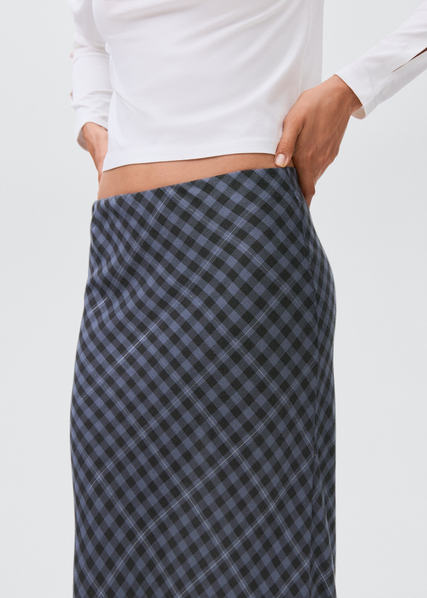 Checked long skirt - Details of the article 1