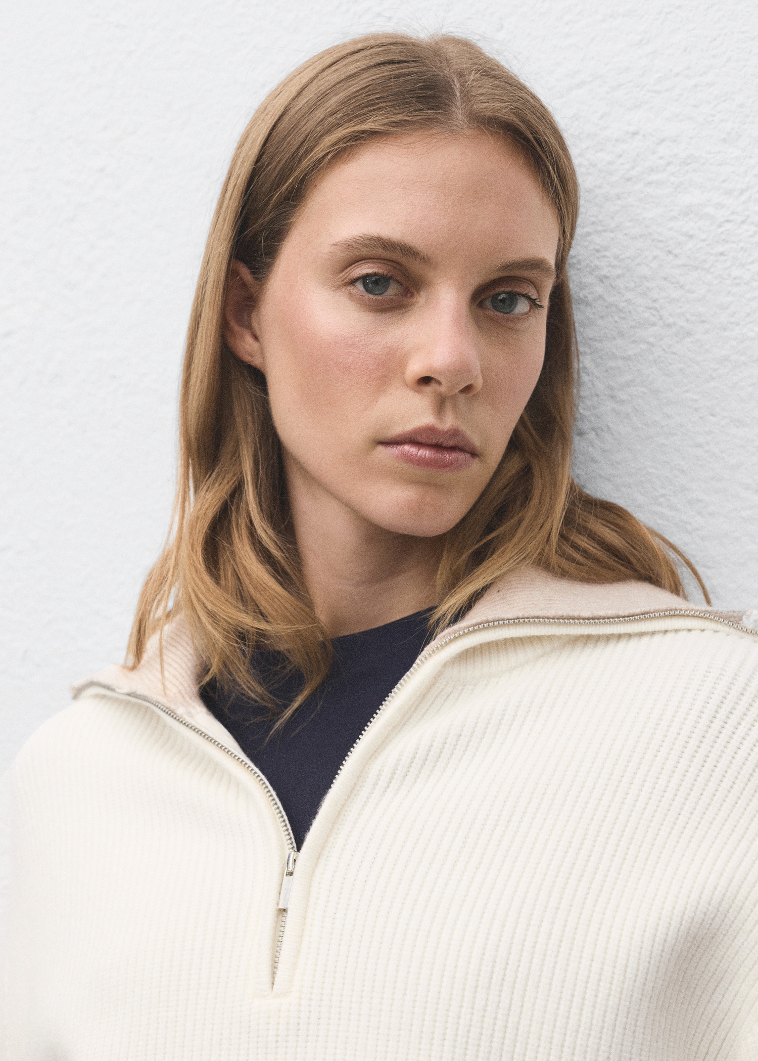 Contrast collar zipper sweater - Details of the article 1