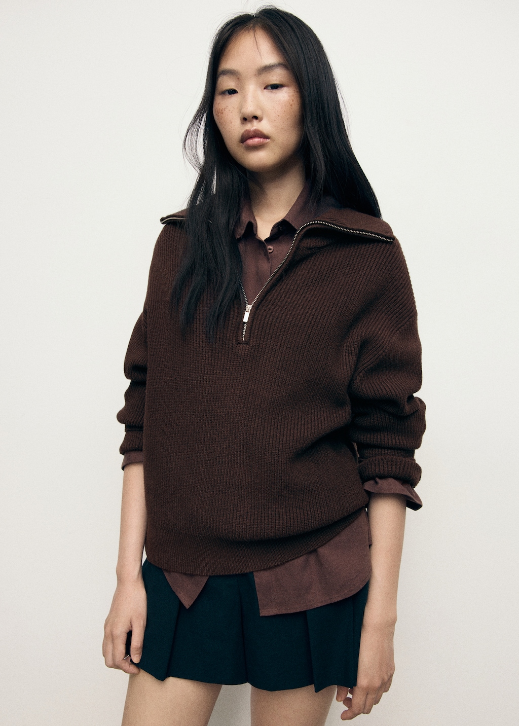 Sweater with contrasting zipper collar