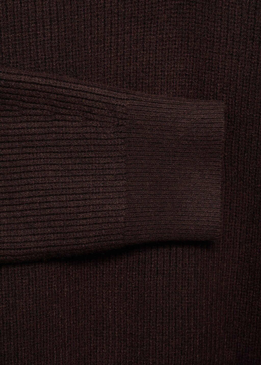 Sweater with contrasting zipper collar