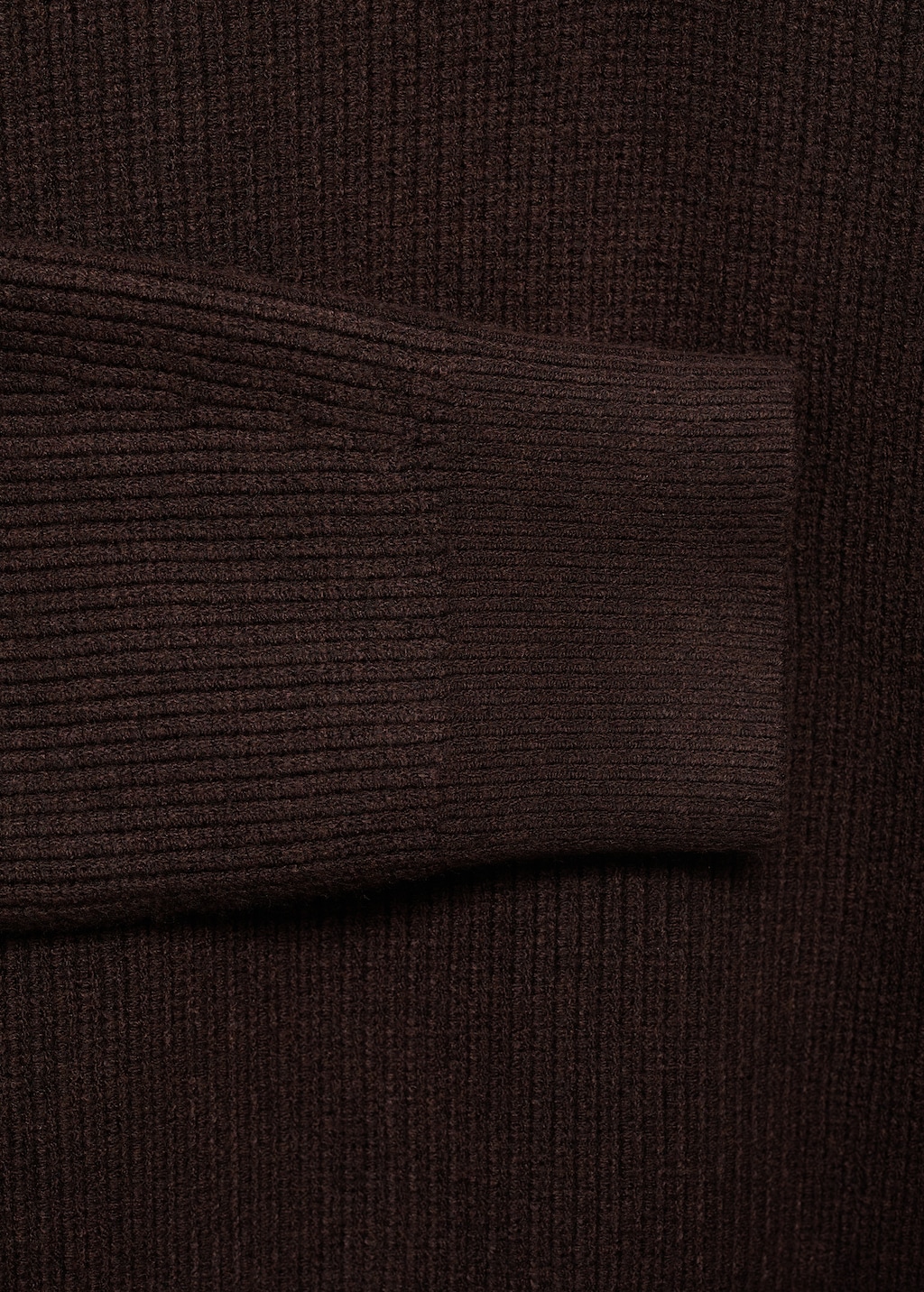 Sweater with contrasting zipper collar