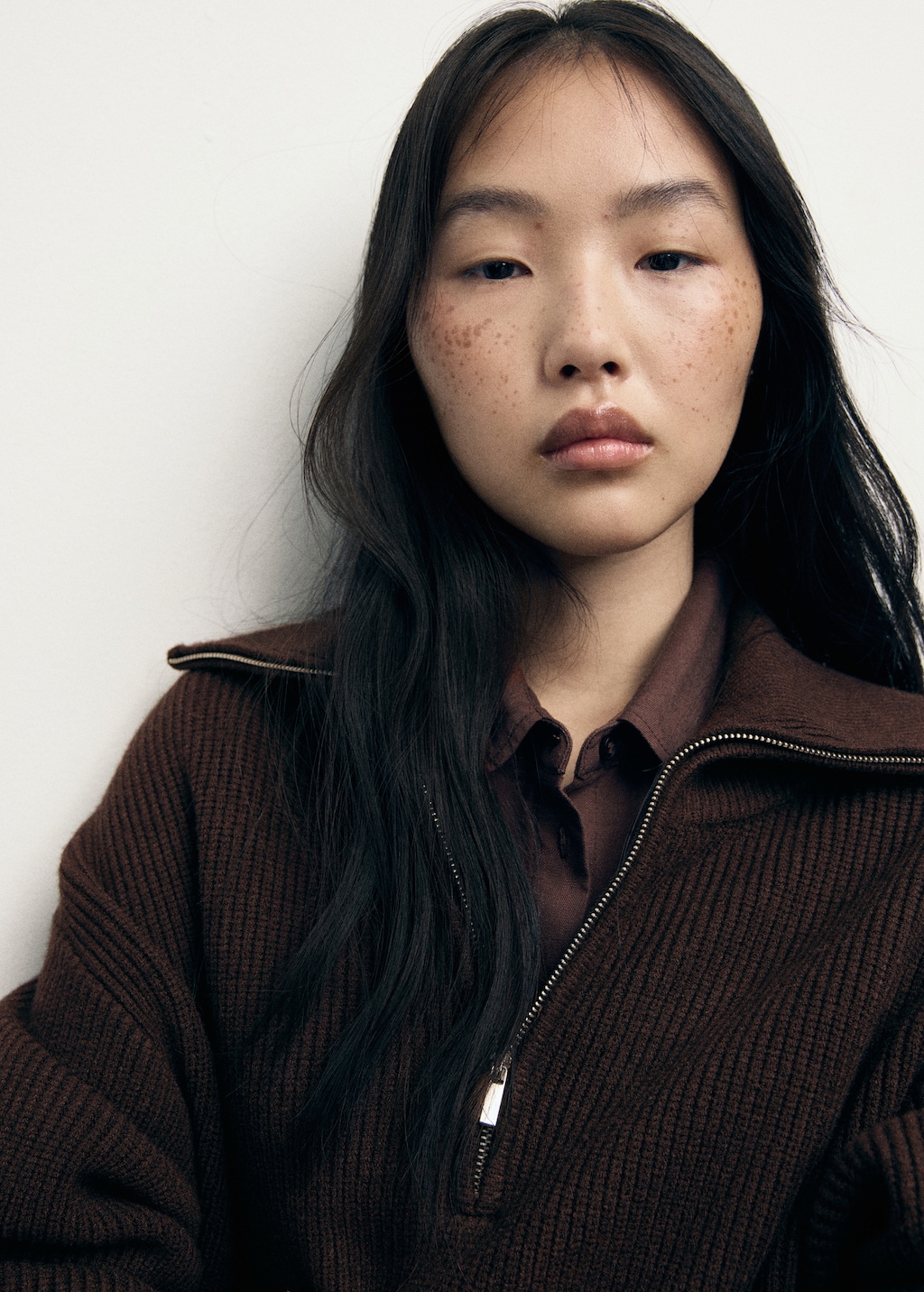 Sweater with contrasting zipper collar