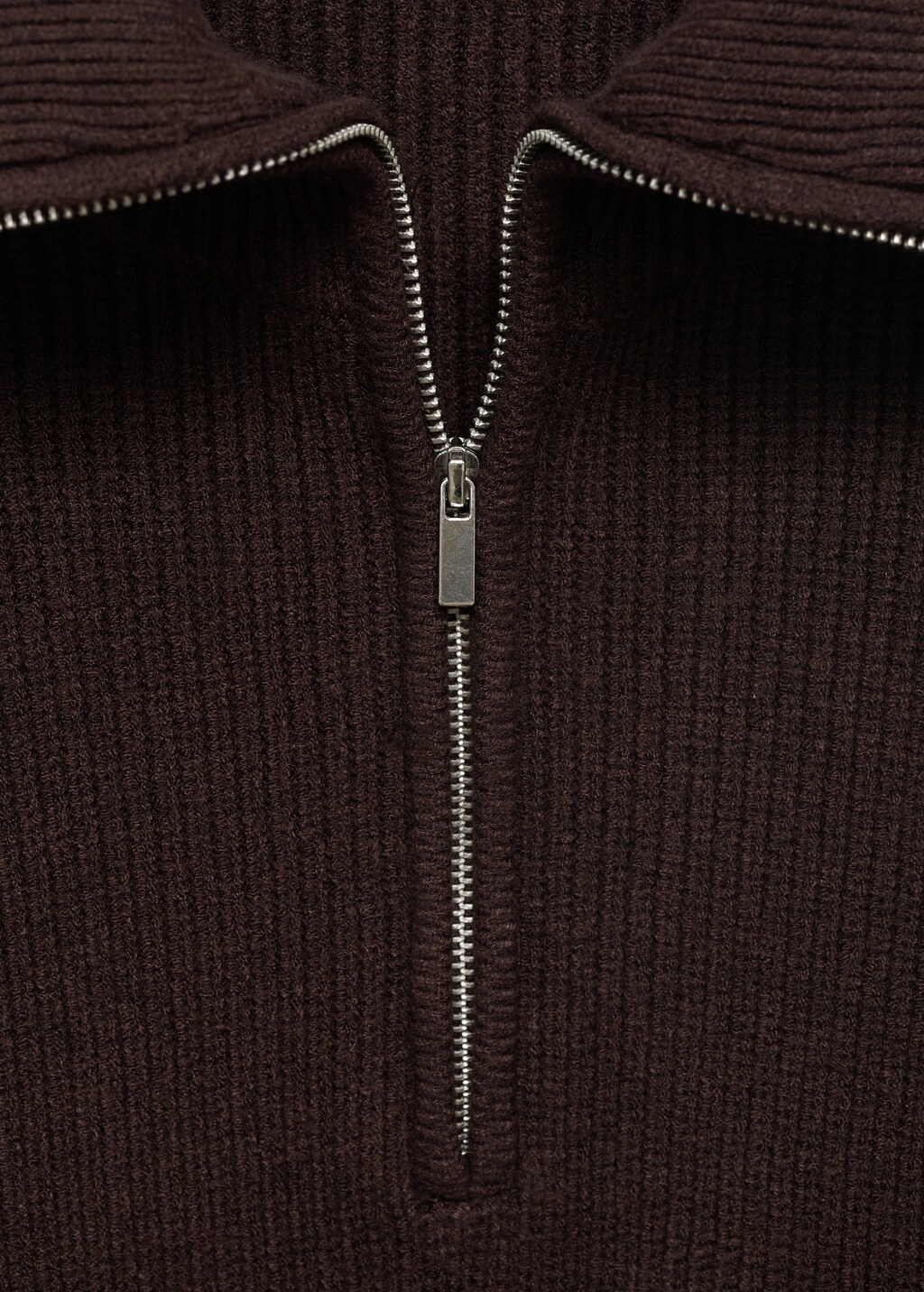 Sweater with contrasting zipper collar