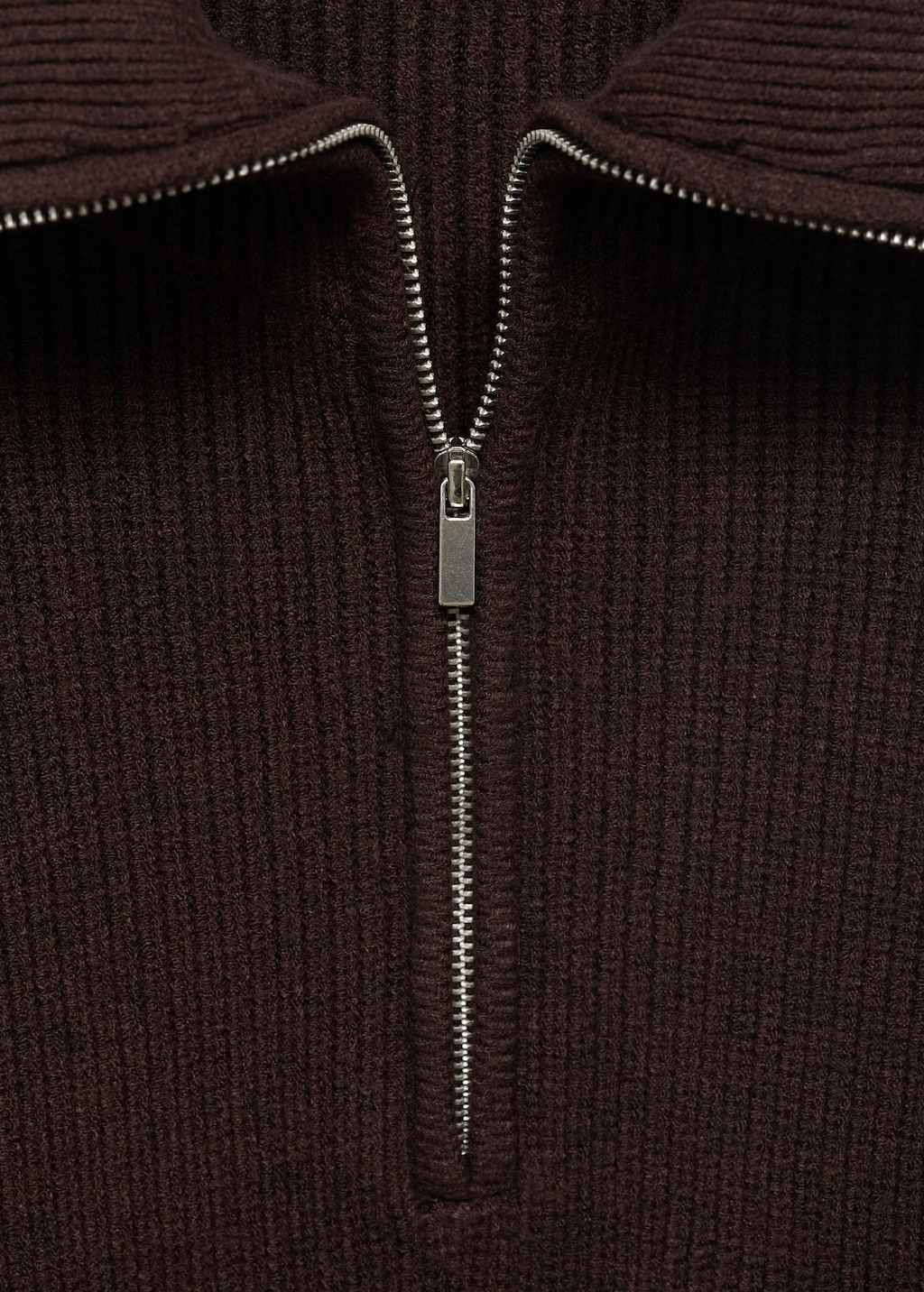 Sweater with contrasting zipper collar