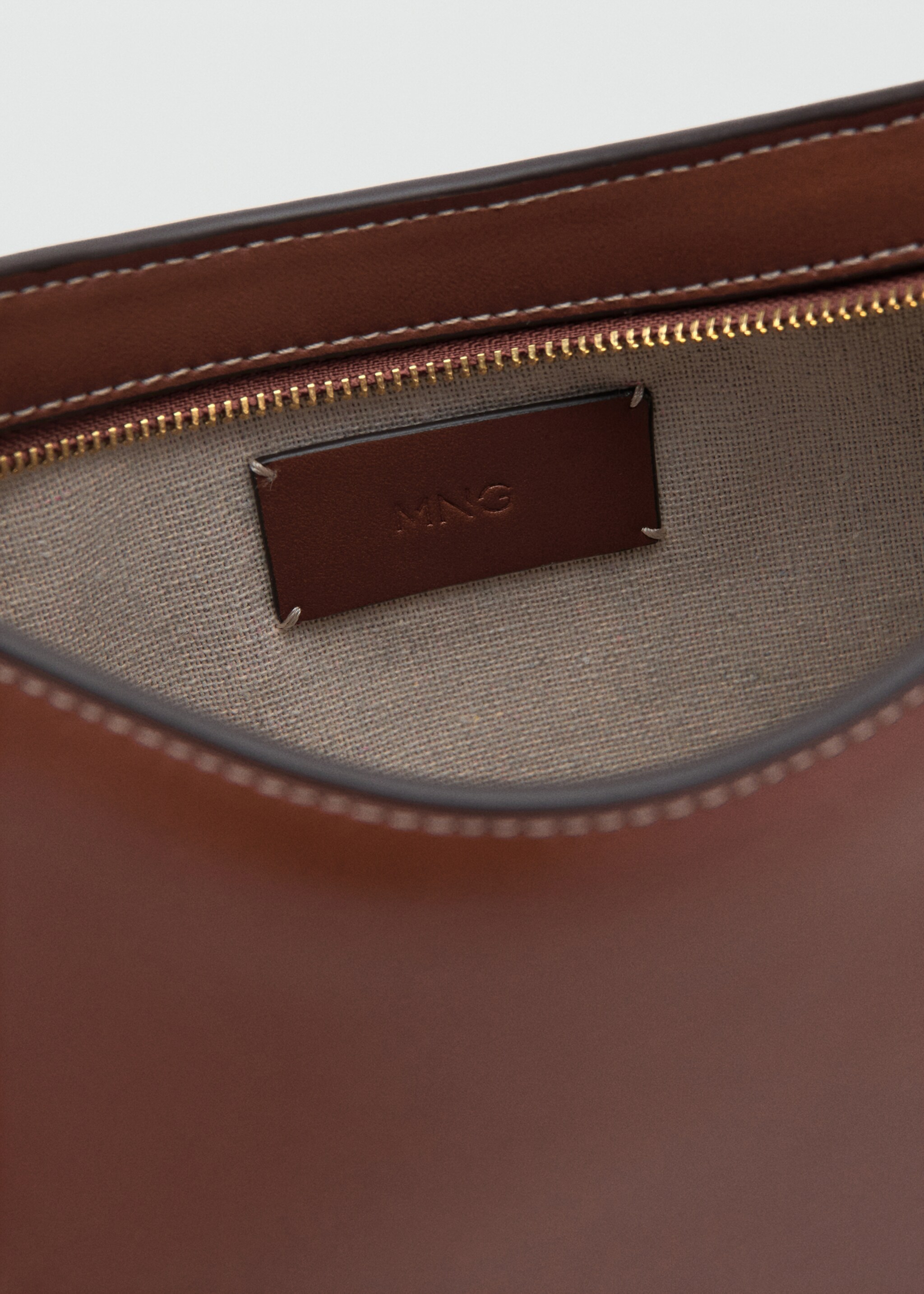 Oval shoulder bag - Details of the article 2, Leather. Ref: 17024787-00.