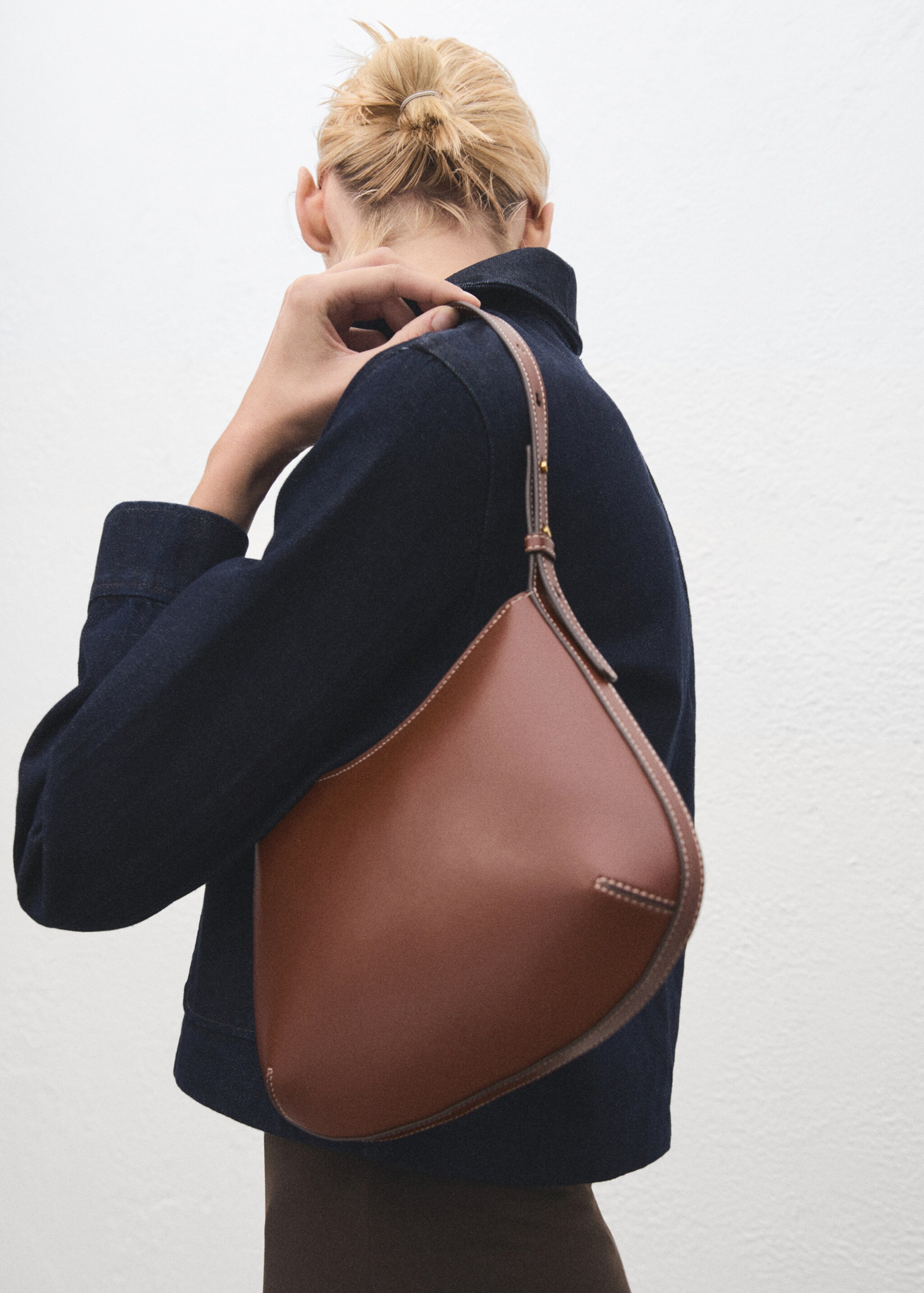 Oval shoulder bag - Details of the article 9, Leather. Ref: 17024787-00.