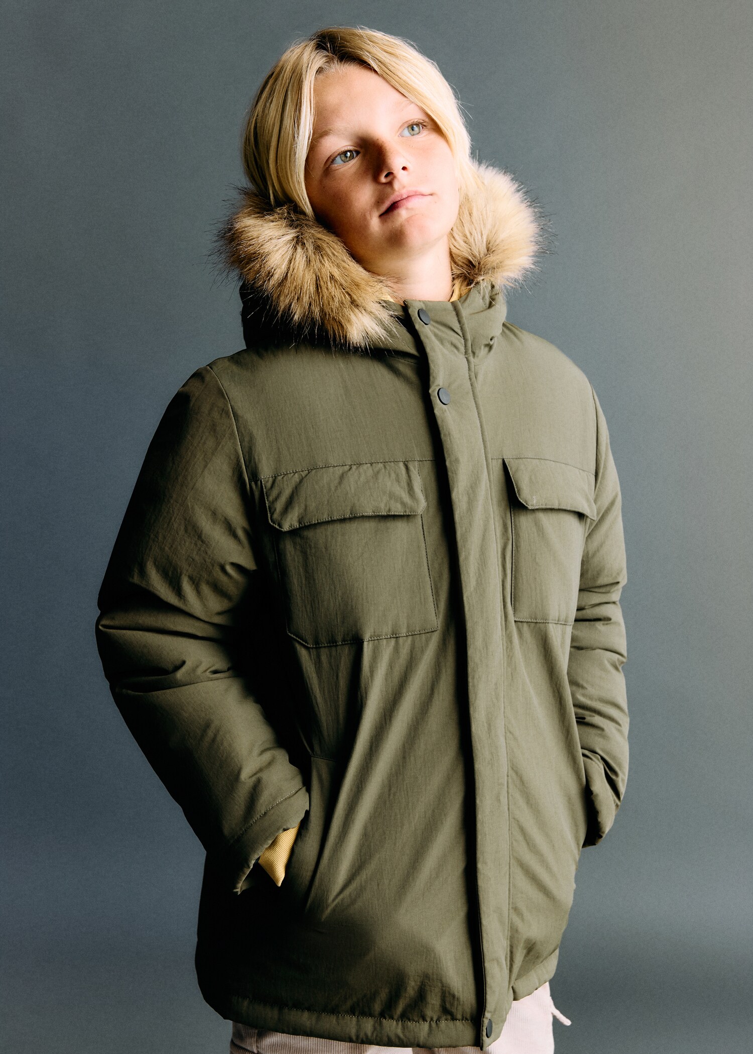 Anorak à capuche imitation fourrure - Plan moyen