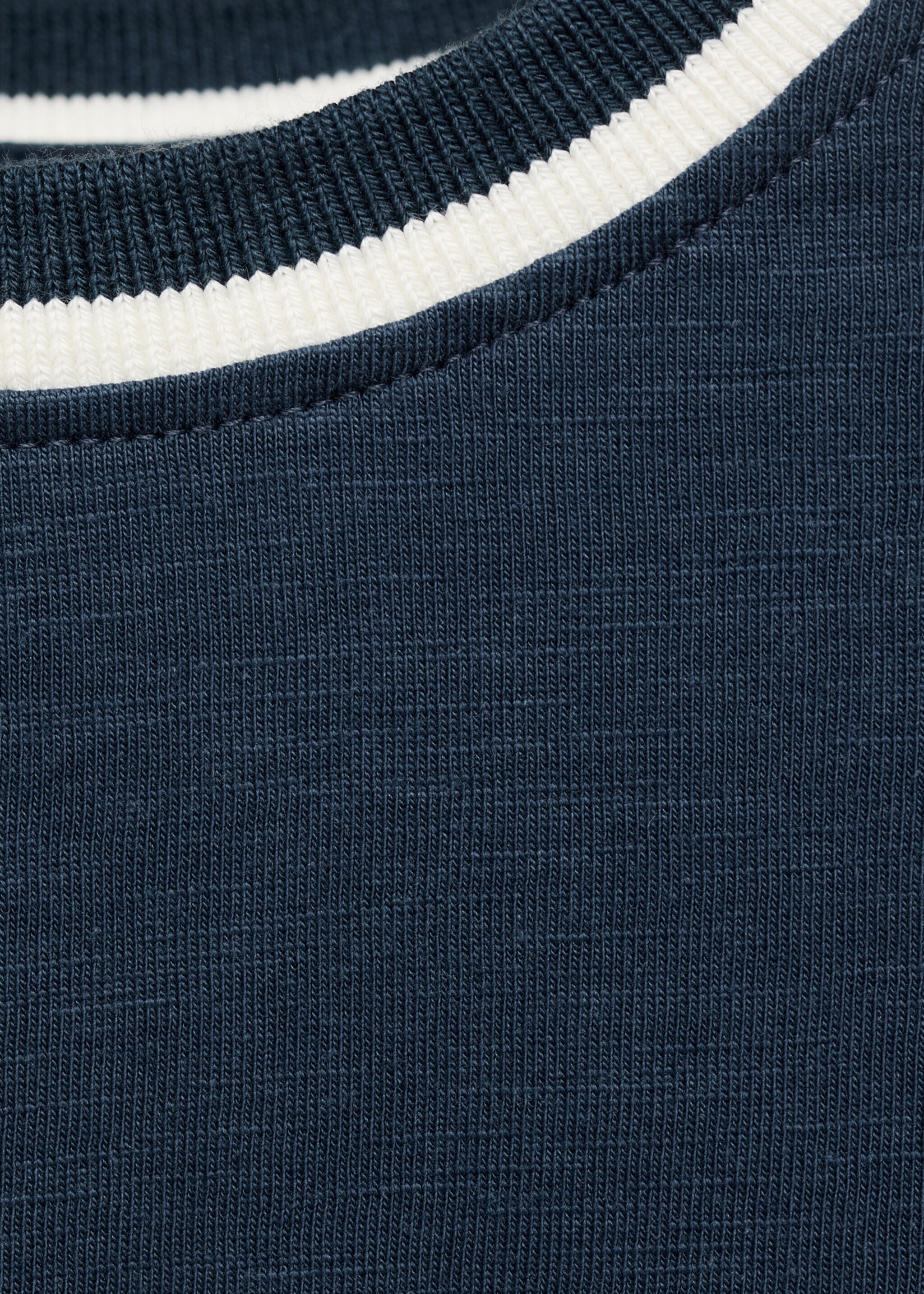 Contrast neck t-shirt - Details of the article 8, Navy. Ref: 17025159-00.
