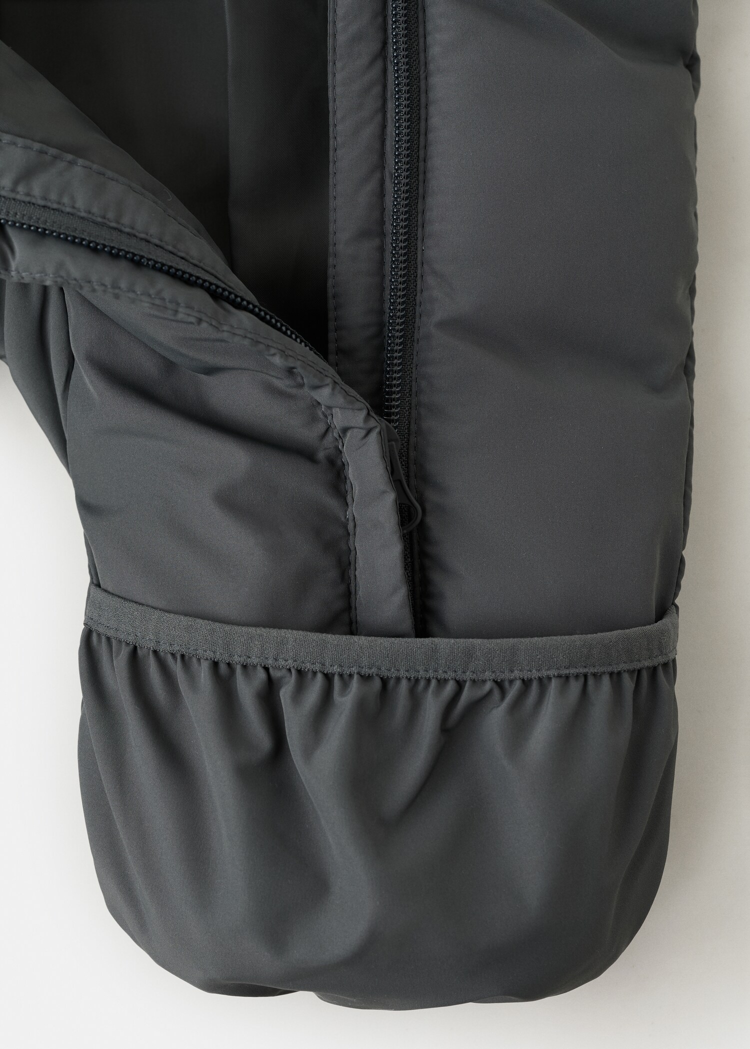 Padded hooded jumpsuit with fur trim - تفاصيل المنتج 8
