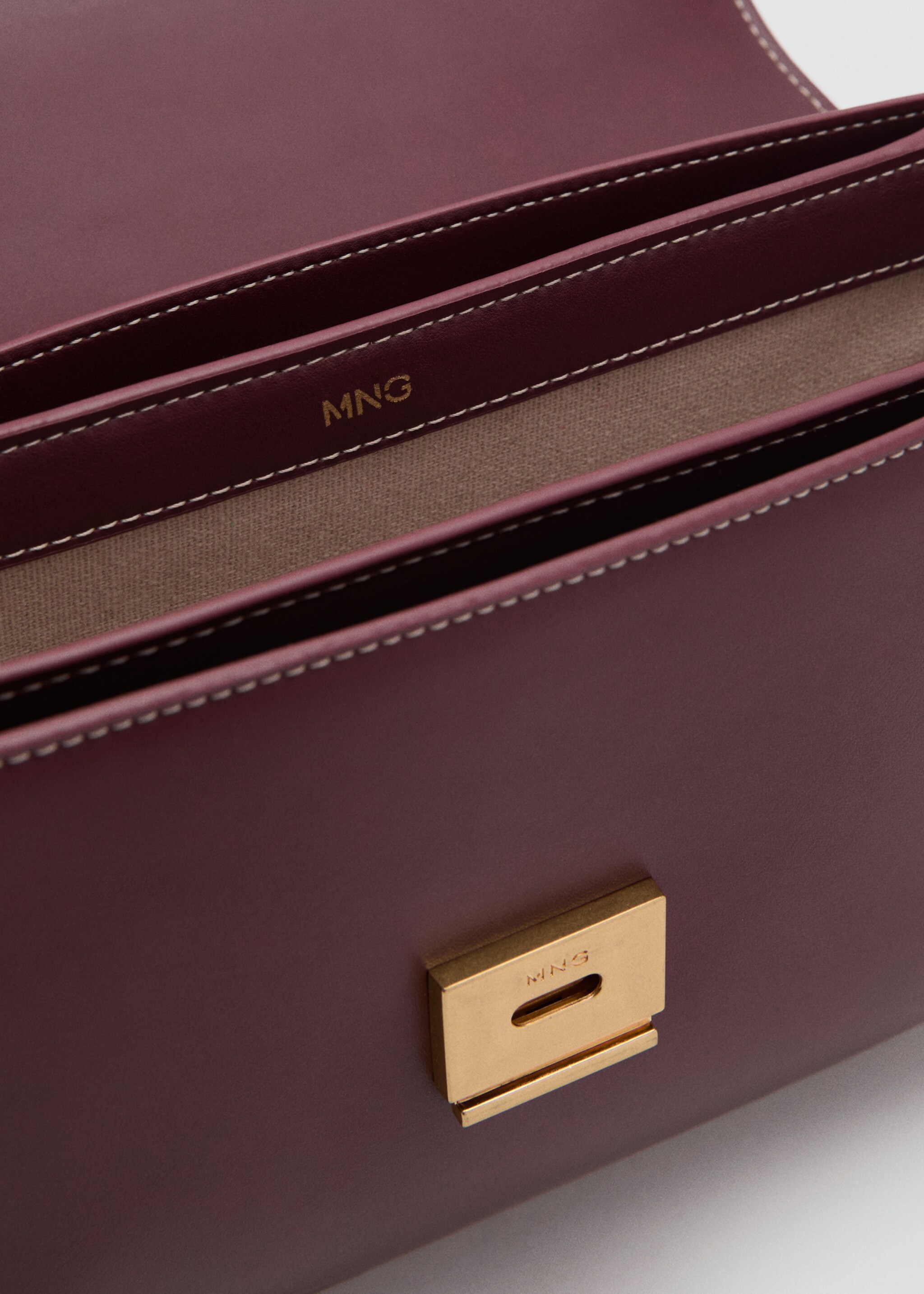 Crossbody bag with flap - Details of the article 2, Burgundy. Ref: 17025797-00.