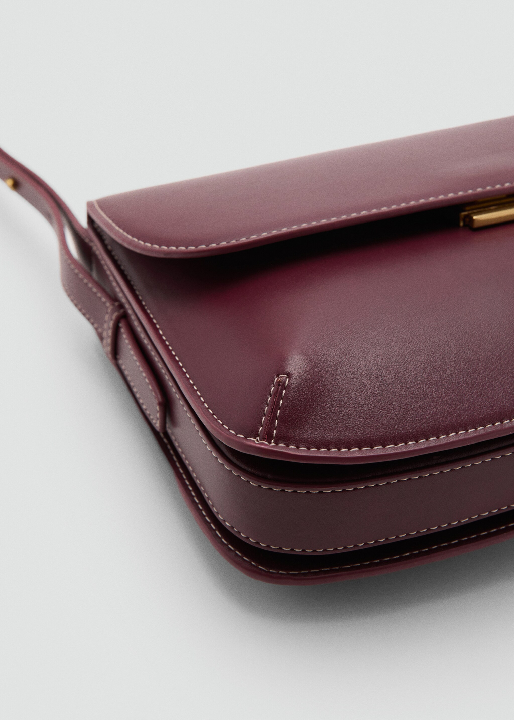 Crossbody bag with flap - Details of the article 3, Burgundy. Ref: 17025797-00.