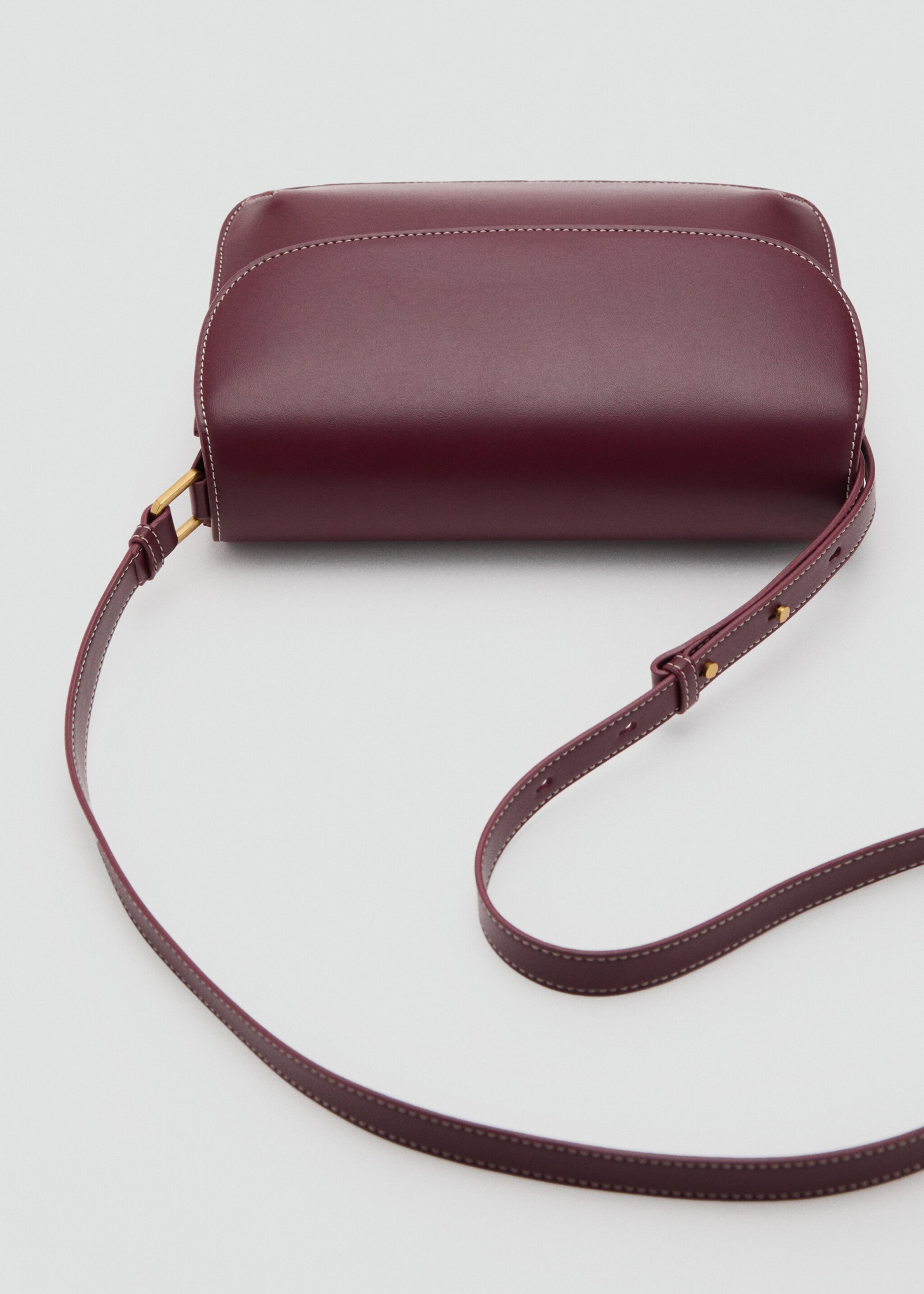 Crossbody bag with flap - Details of the article 4, Burgundy. Ref: 17025797-00.