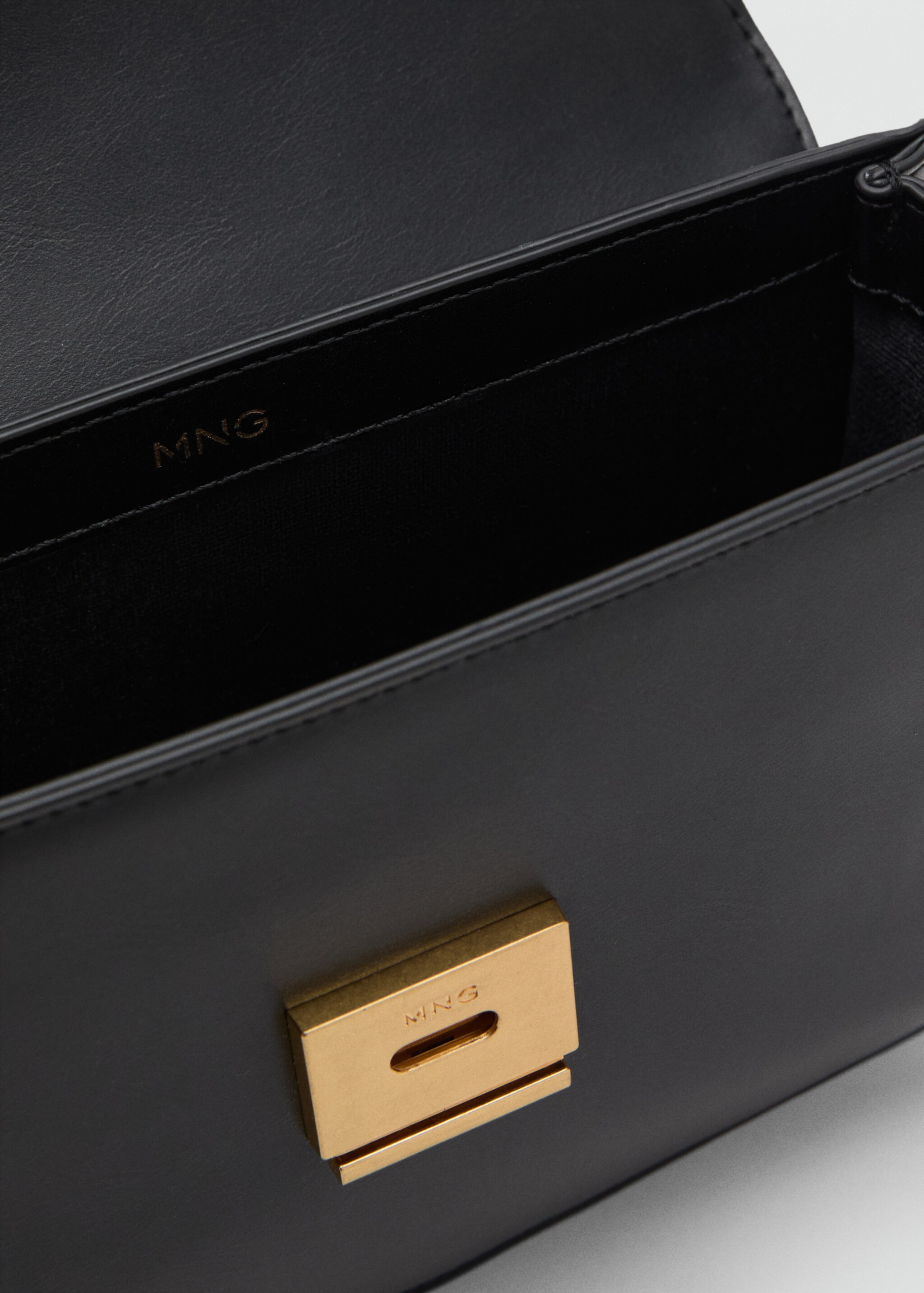 Crossbody bag with flap - Details of the article 2, Black. Ref: 17025798-00.