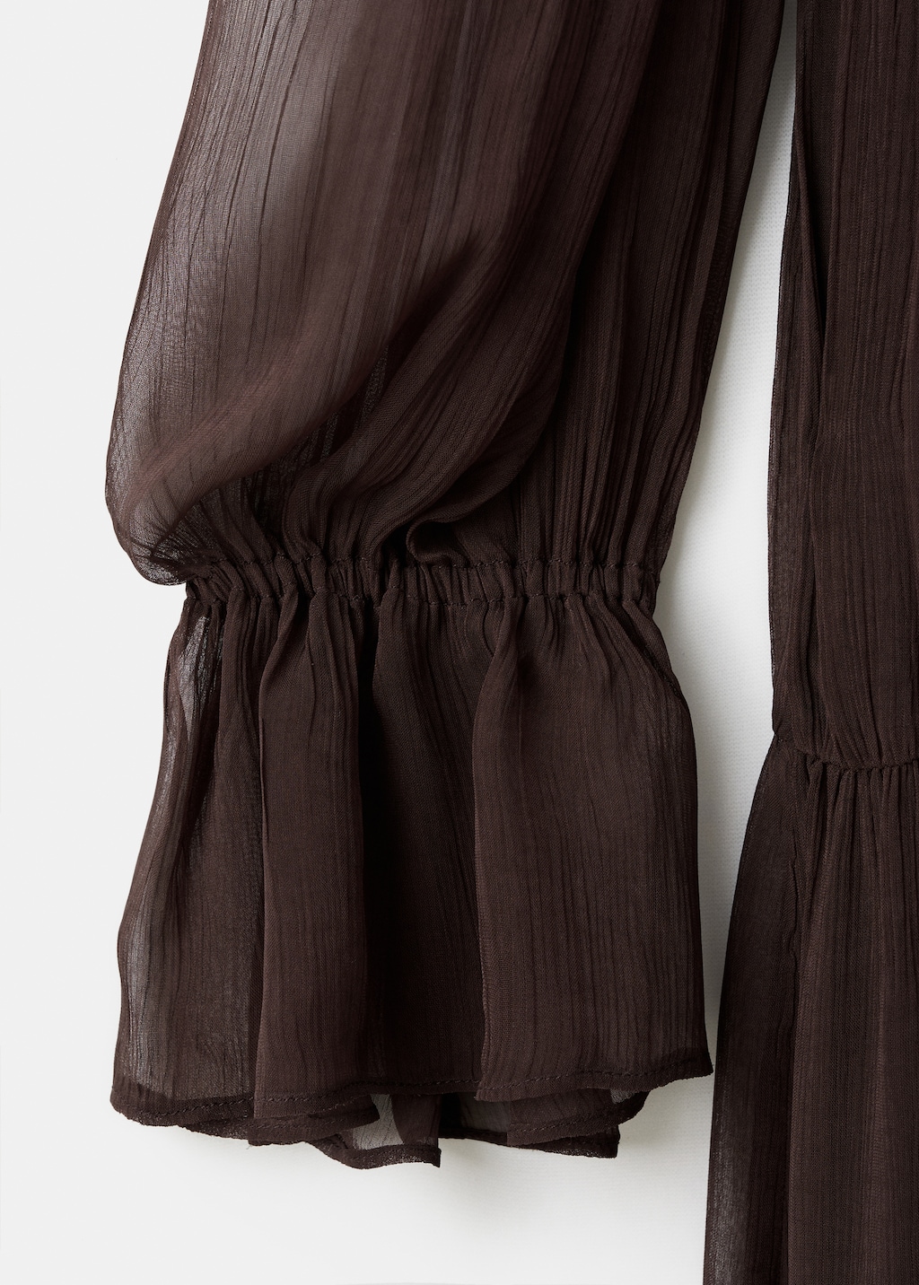 Ruffled dress with puffed sleeves