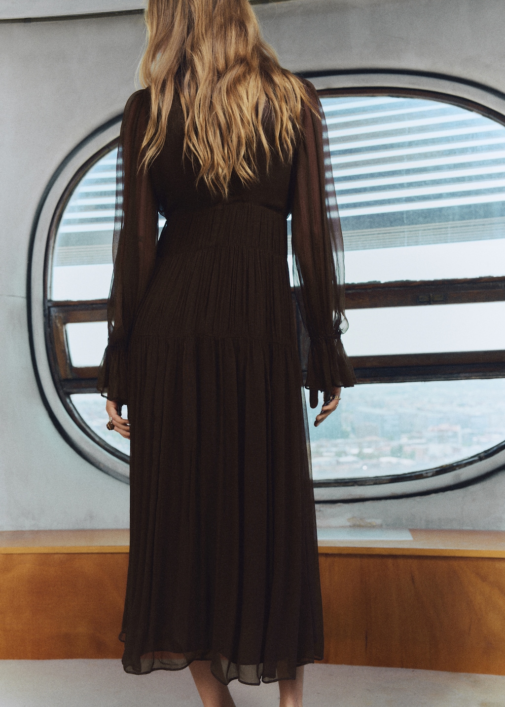 Ruffled dress with puffed sleeves