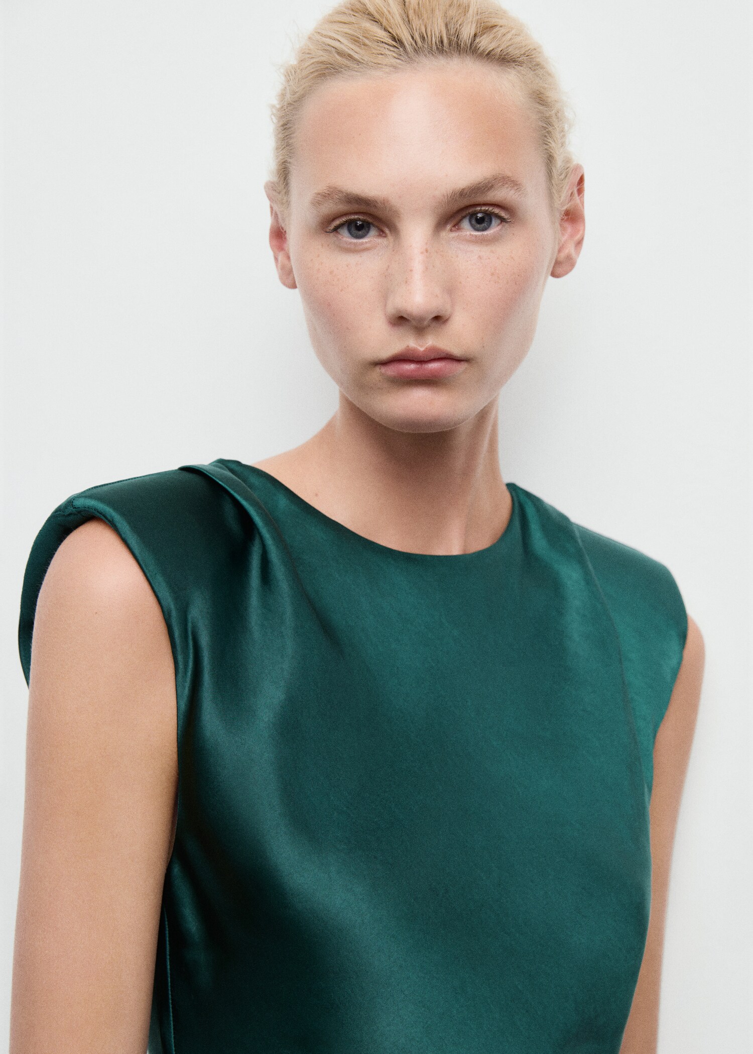 Fitted satin dress - Details of the article 1
