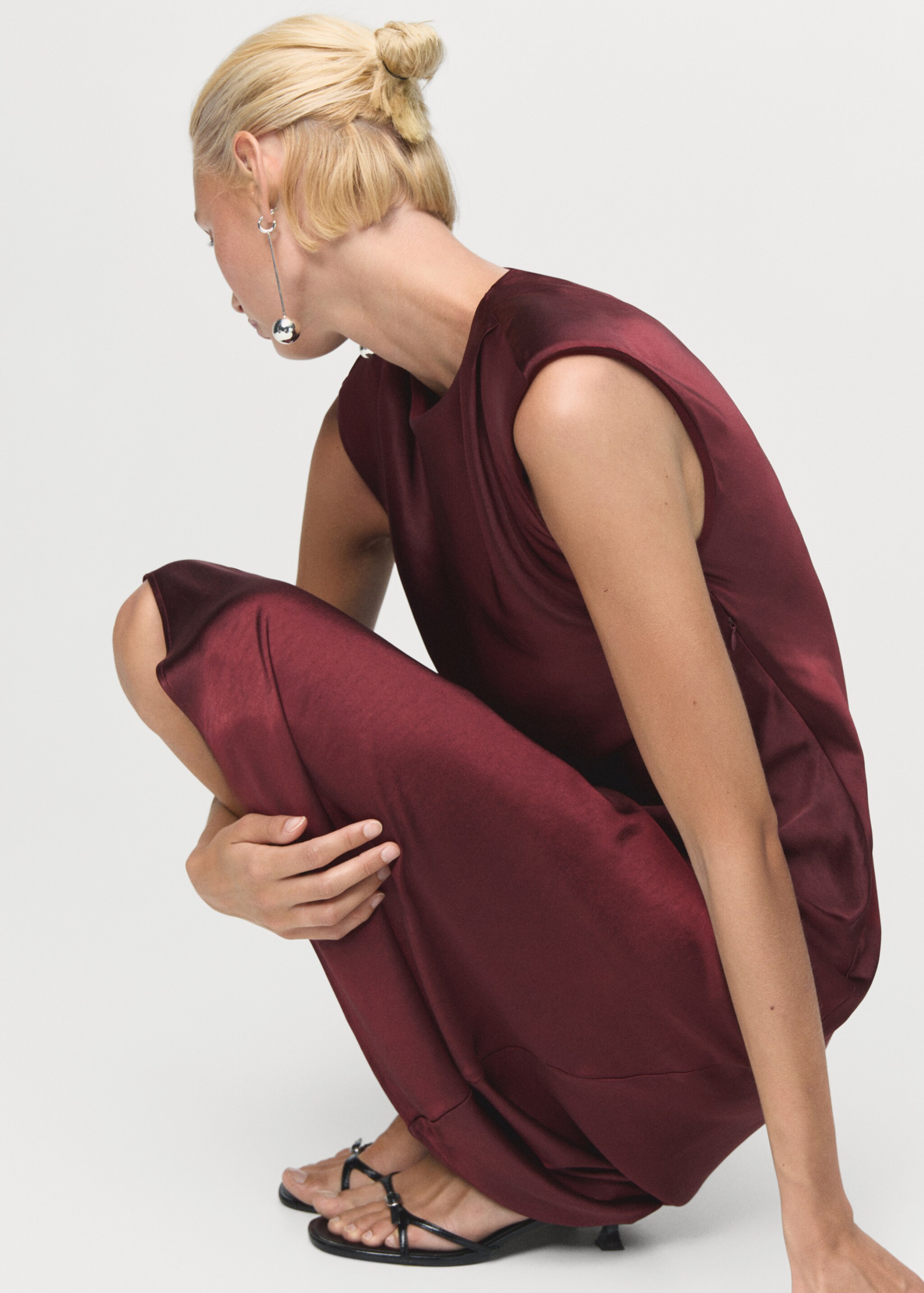 Fitted satin dress - Details of the article 2, Maroon. Ref: 17025820-00.