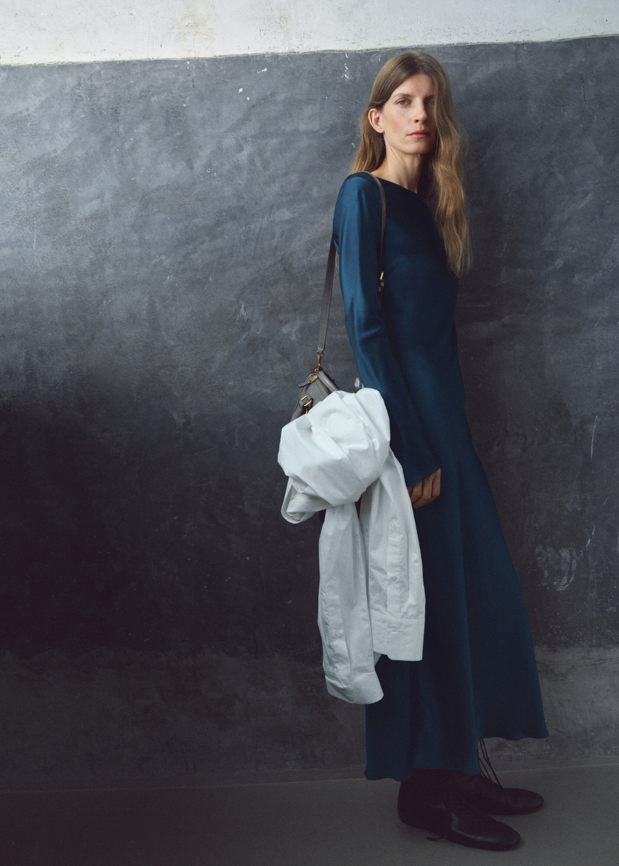Long satin dress - Details of the article 2, Navy. Ref: 17025821-00.