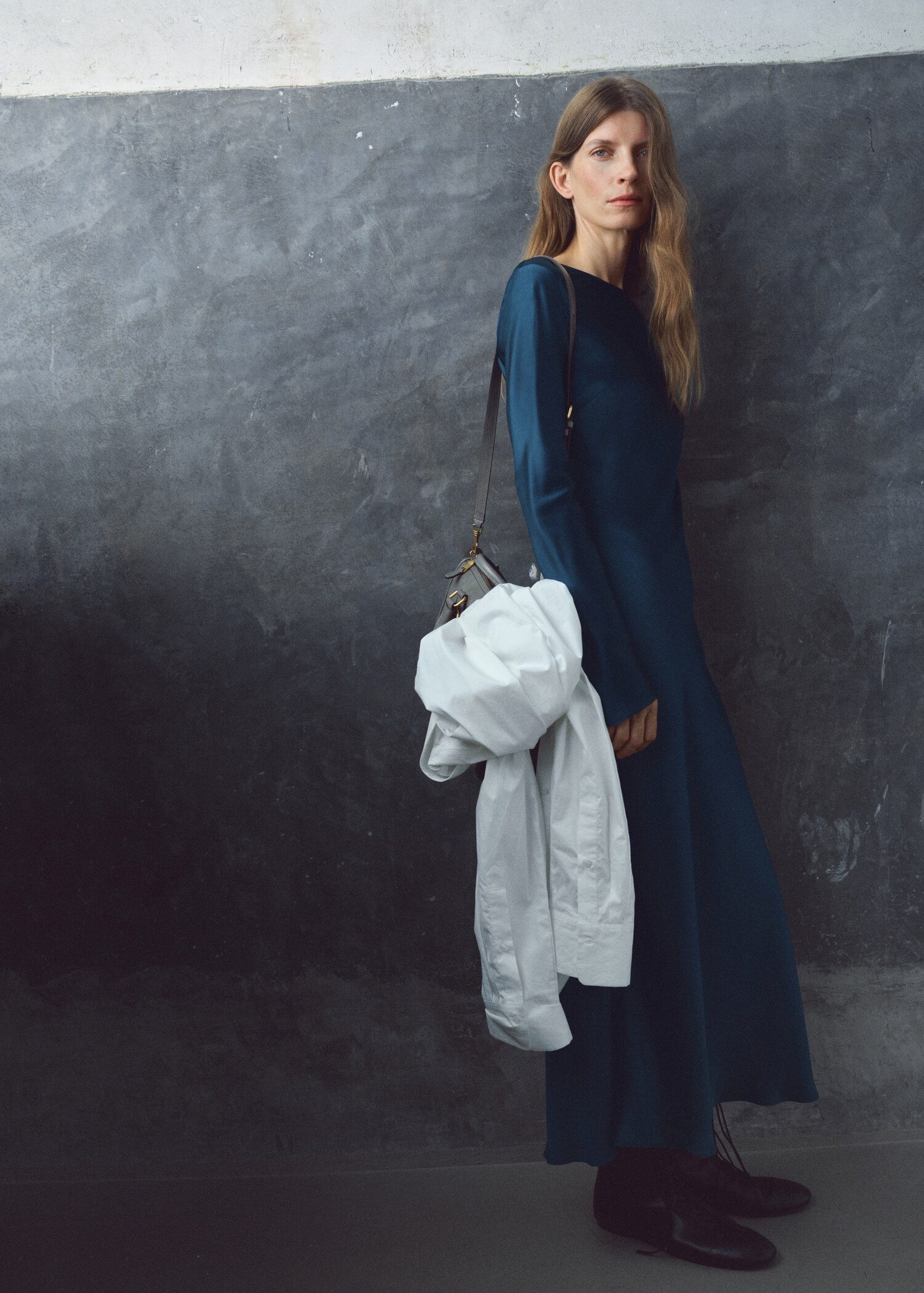 Long satin dress - Details of the article 2