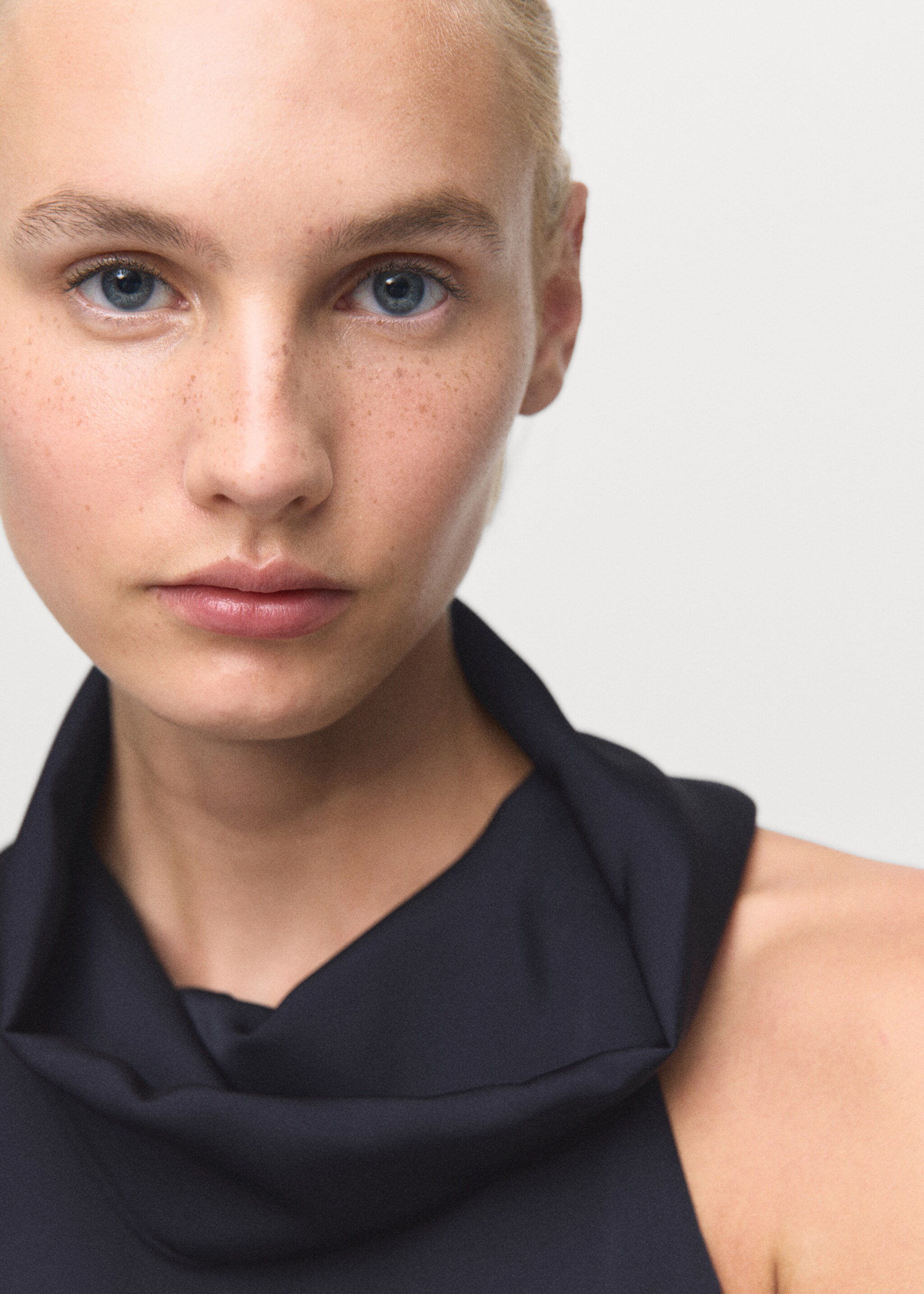 Draped neck dress with opening - Details of the article 1, Navy. Ref: 17025823-00.