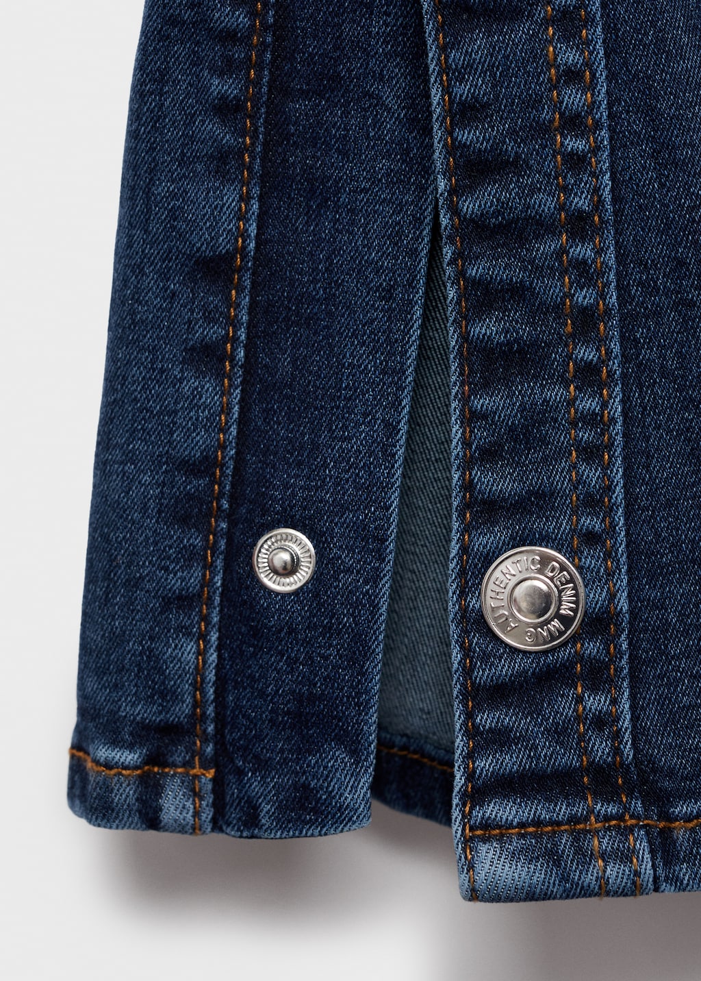 Wide leg jeans with cut-out