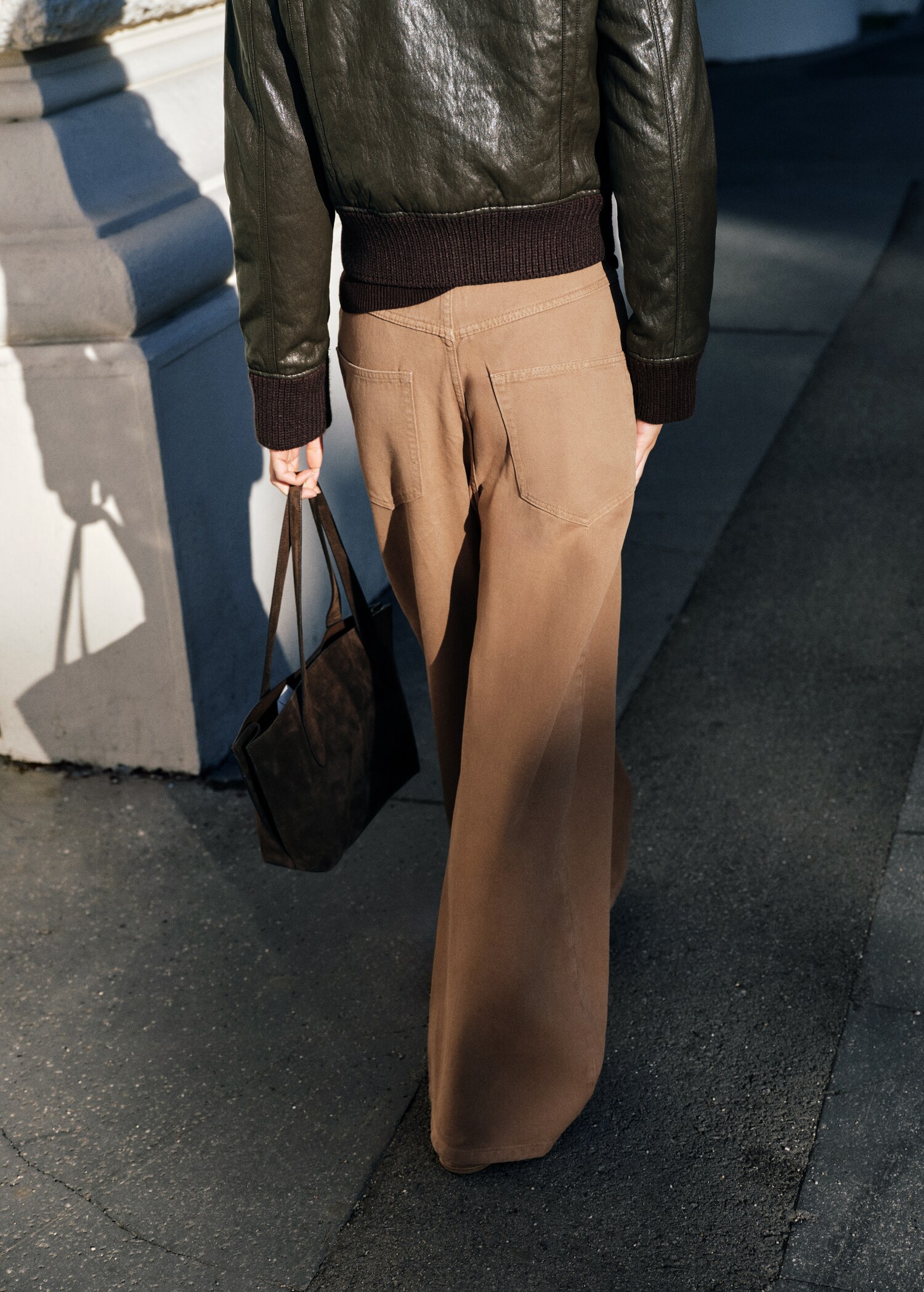 Wide-leg mid-rise loose-fit jeans - Reverse of the article