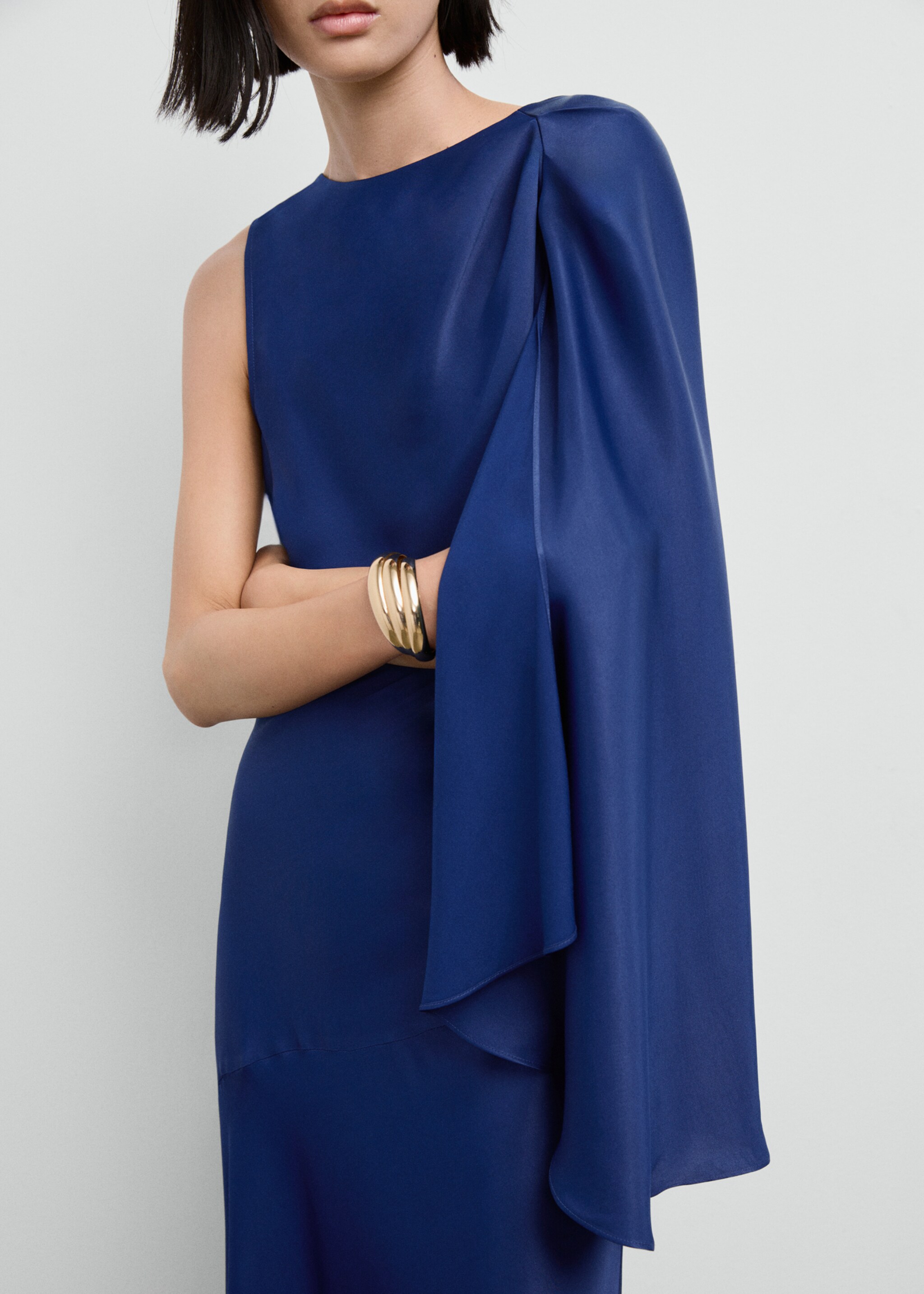 Robe satinée asymétrique - Plan moyen, Bleu marine. Ref: 17025831-00.