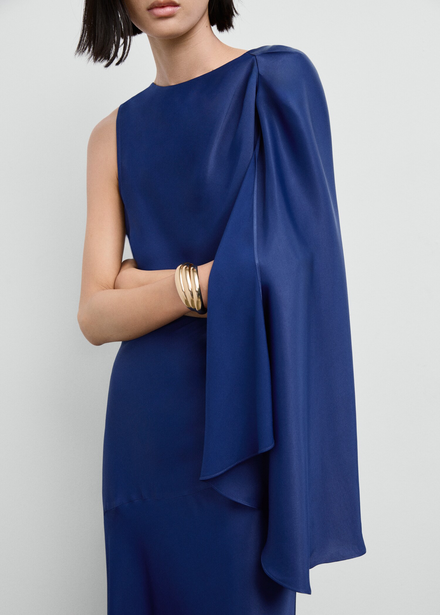 Robe satinée asymétrique - Plan moyen