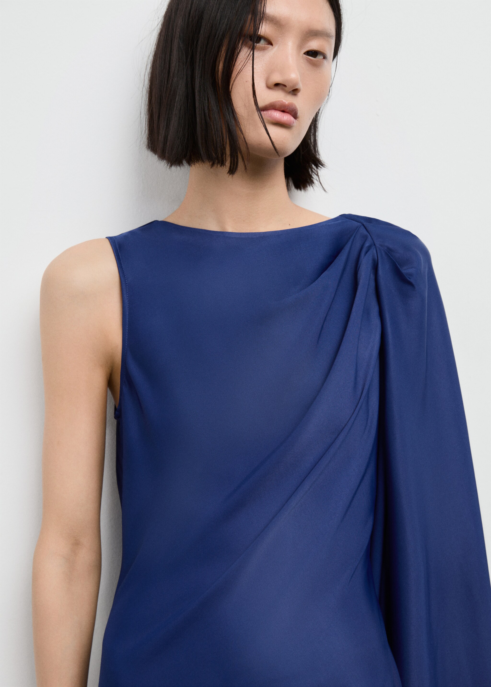 Robe satinée asymétrique - Détail de l'article 6, Bleu marine. Ref: 17025831-00.