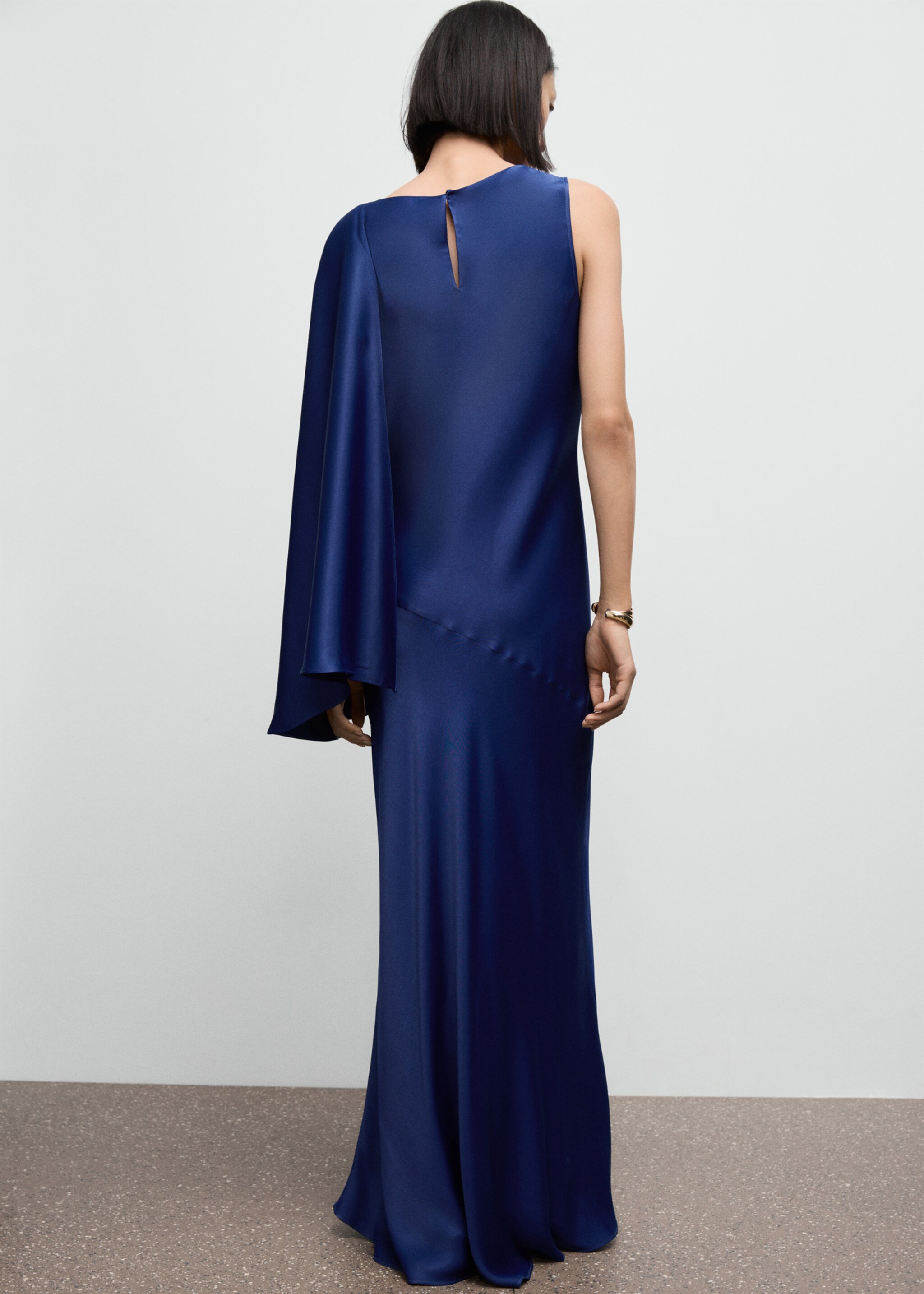 Robe satinée asymétrique - Verso de l’article, Bleu marine. Ref: 17025831-00.