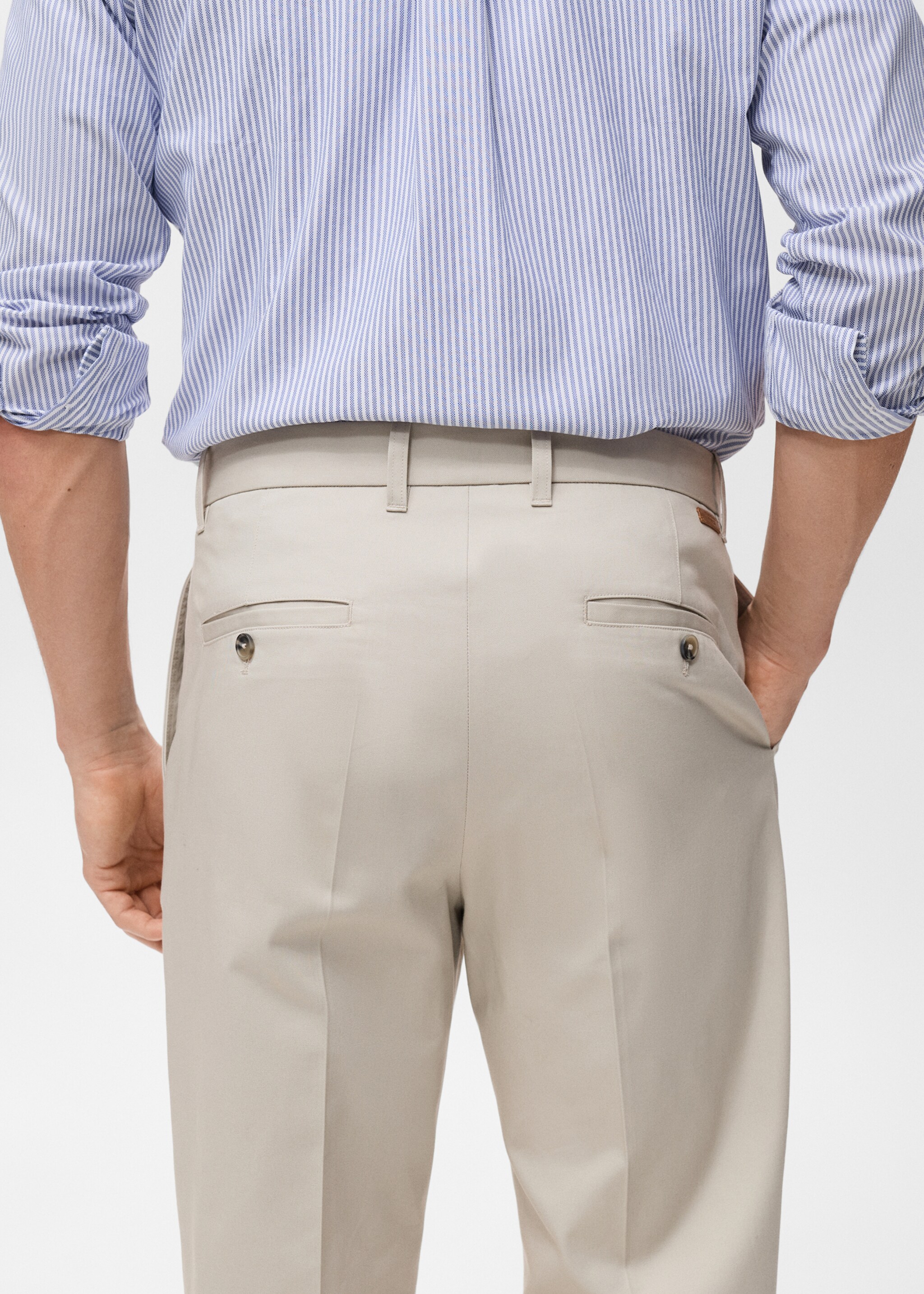 Pantalon regular fit coton pinces - Détail de l'article 6, Sable. Ref: 17025970-00.