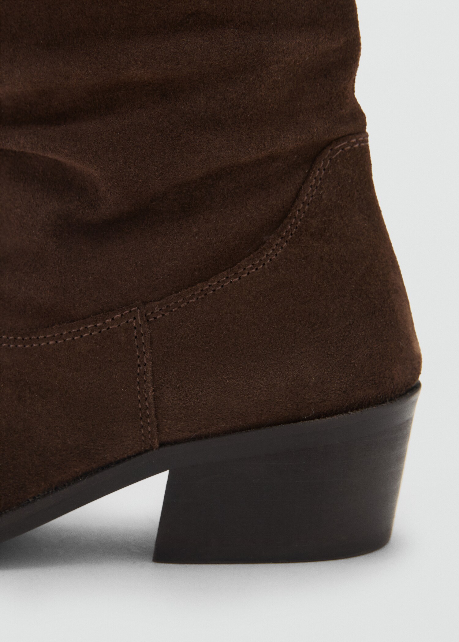 Hohe Lederstiefel mit Raffdetail - Detail des Artikels 1
