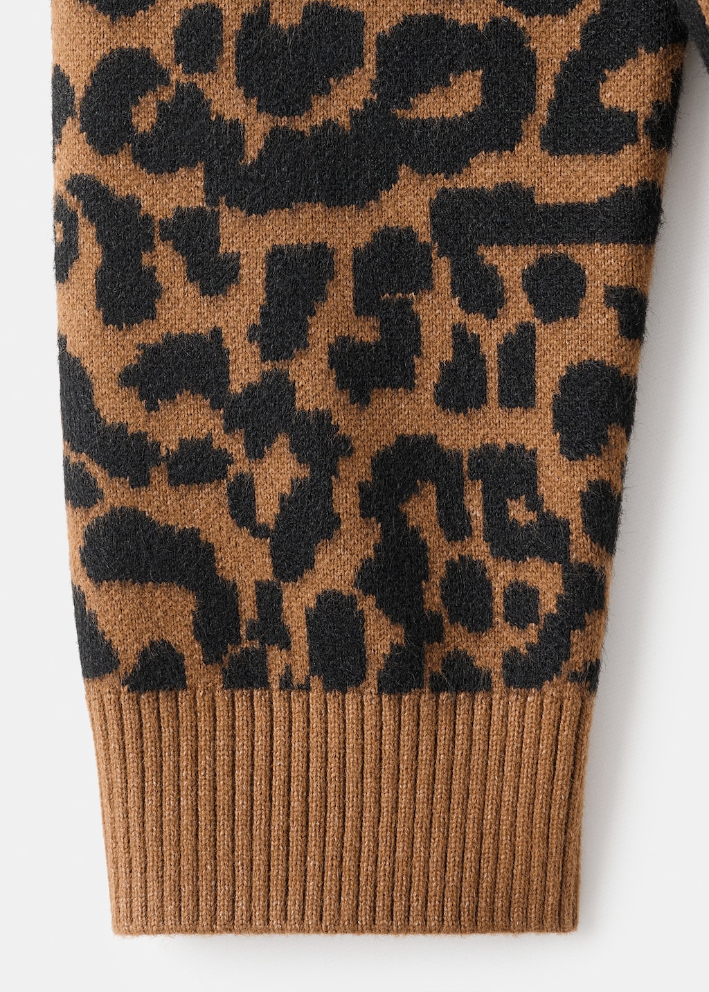 Leopard-print knitted sweater