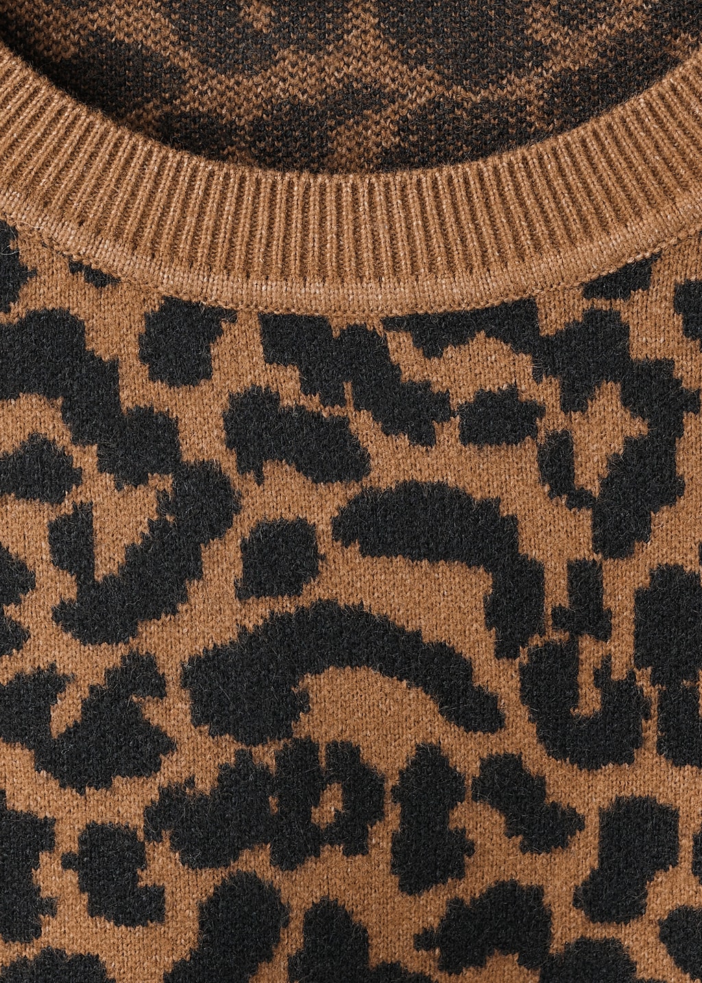 Leopard-print knitted sweater