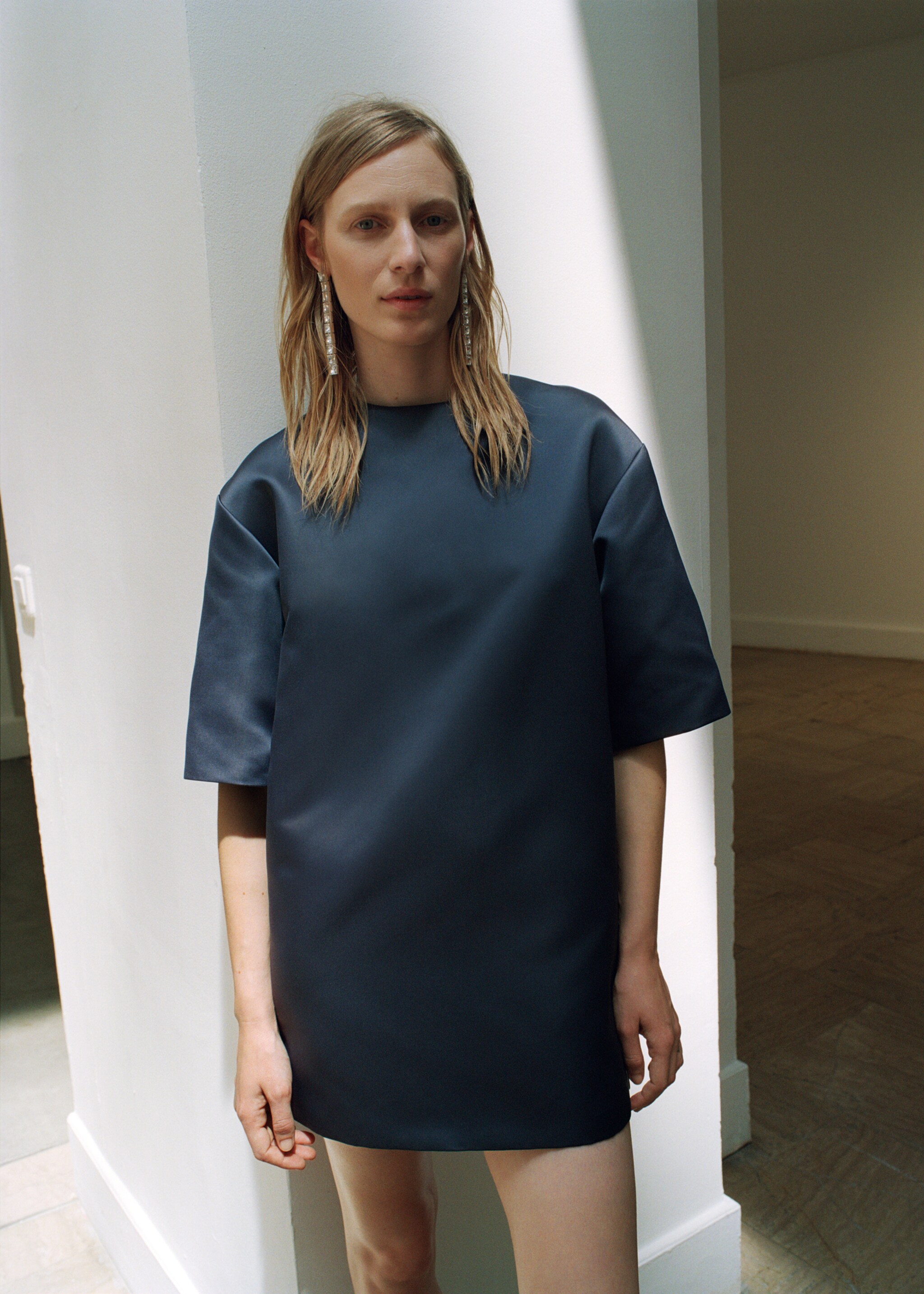 Short satin dress - Details of the article 9, Charcoal. Ref: 17026357-00.