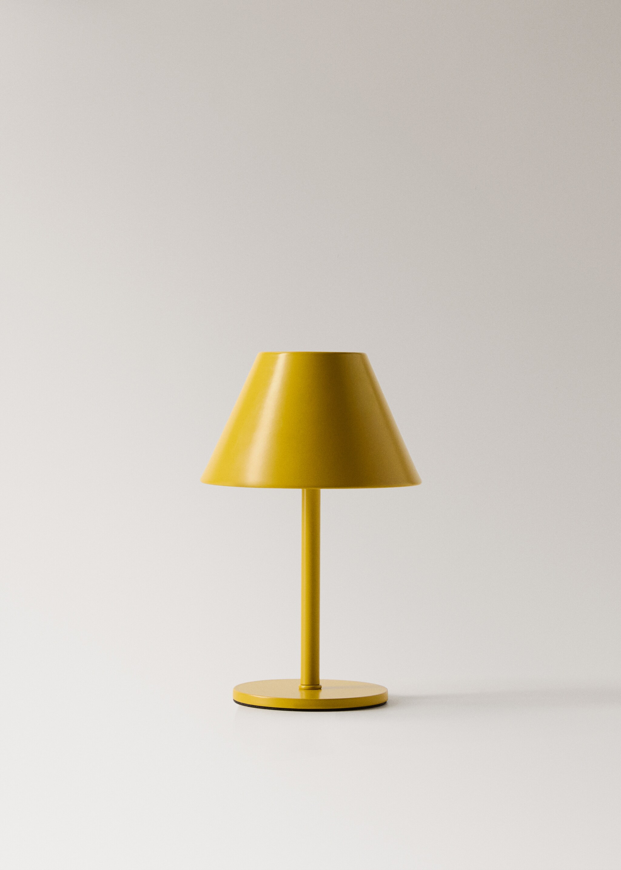 Kovová stolní lampa - Zboží bez modelu, Okrová. Ref: 17026727-00.