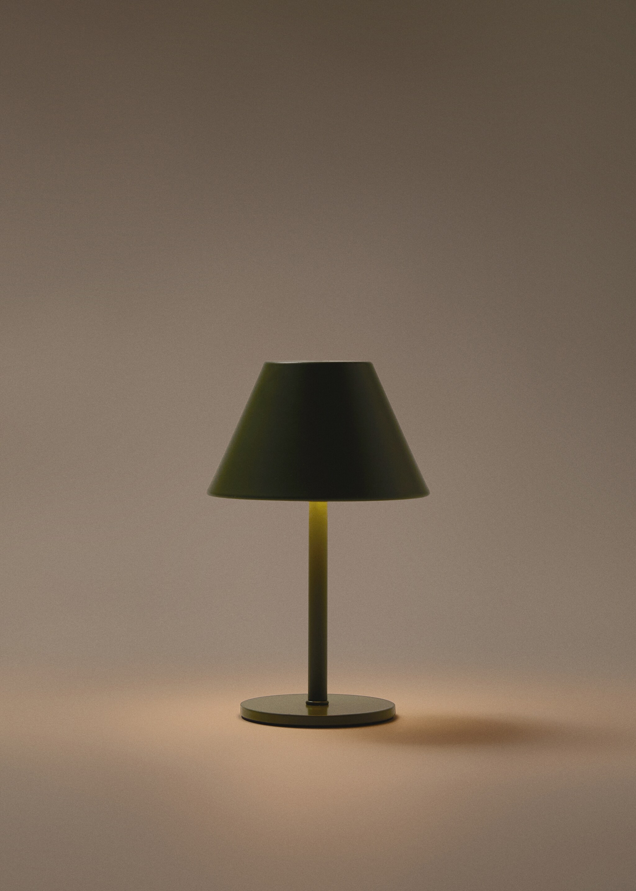 Metalltischlampe - Detail des Artikels 4, Grün. Ref: 17026727-00.