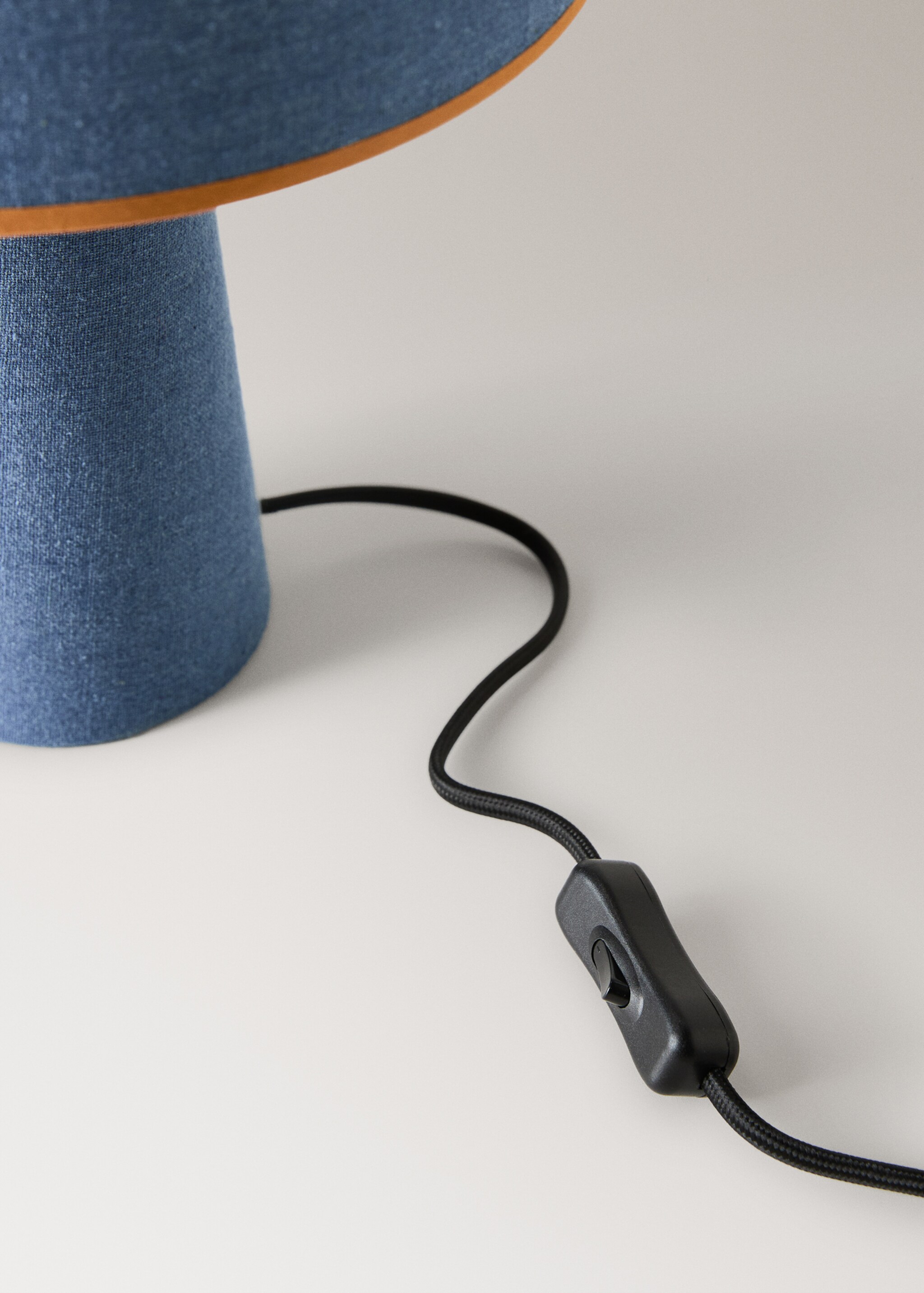 Mittlere Tischlampe aus Gewebe - Detail des Artikels 3, Tintenblau. Ref: 17026728-00.