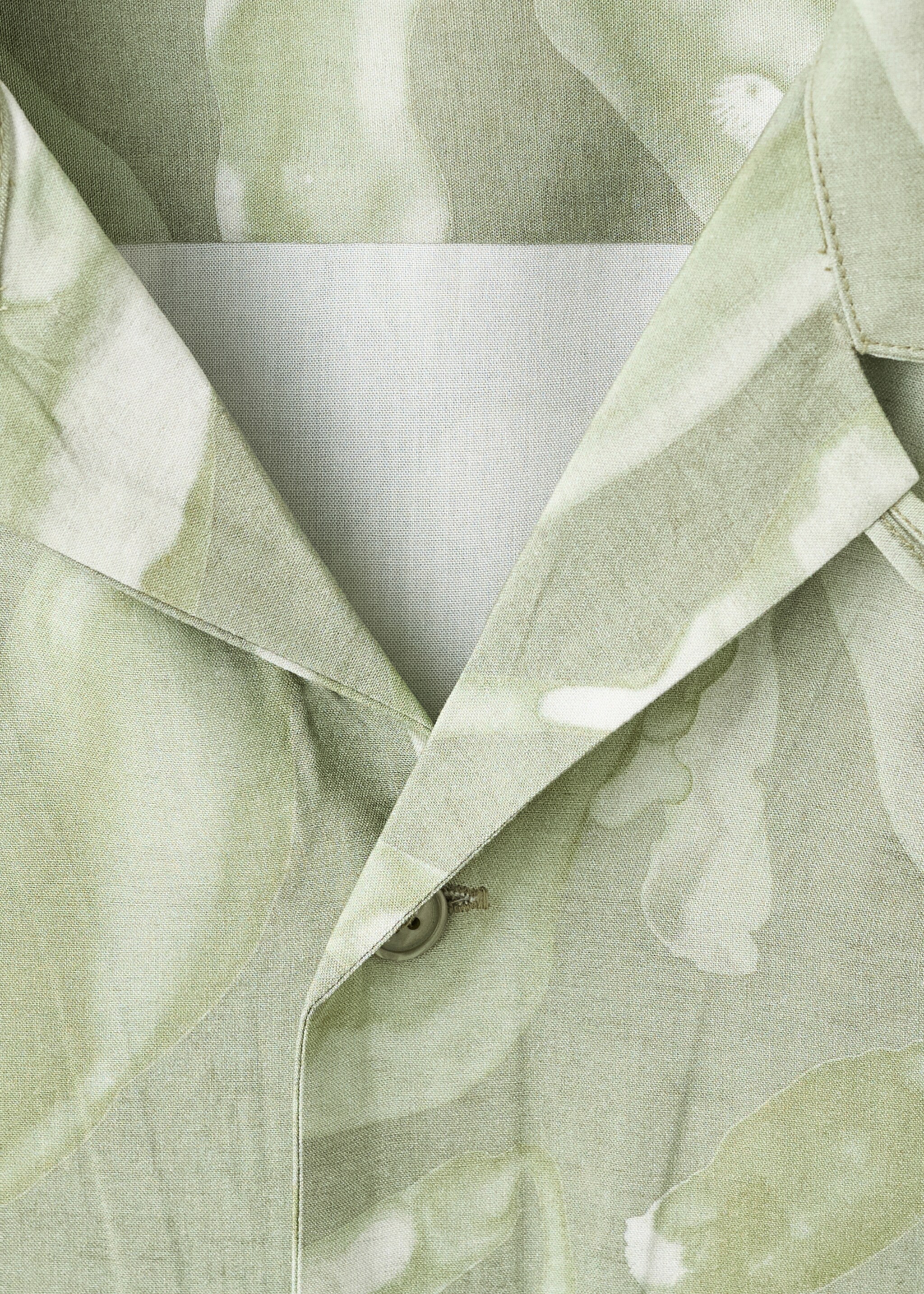 Camisa relaxed fit fluída estampada - Detalle del artículo 8, Verde agua. Ref: 17026740-00.