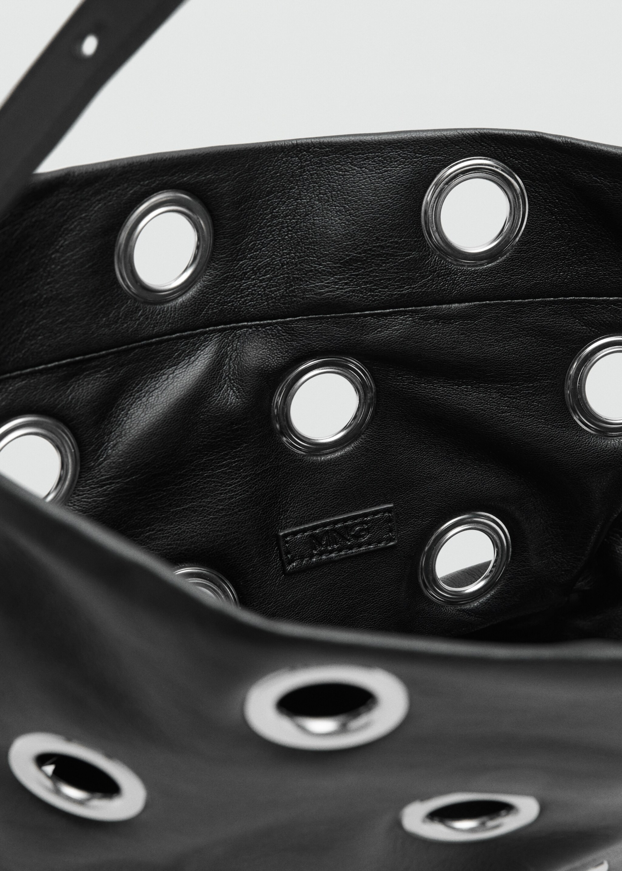 Crossbody bag with eyelets - Details of the article 2, Black. Ref: 17026741-00.
