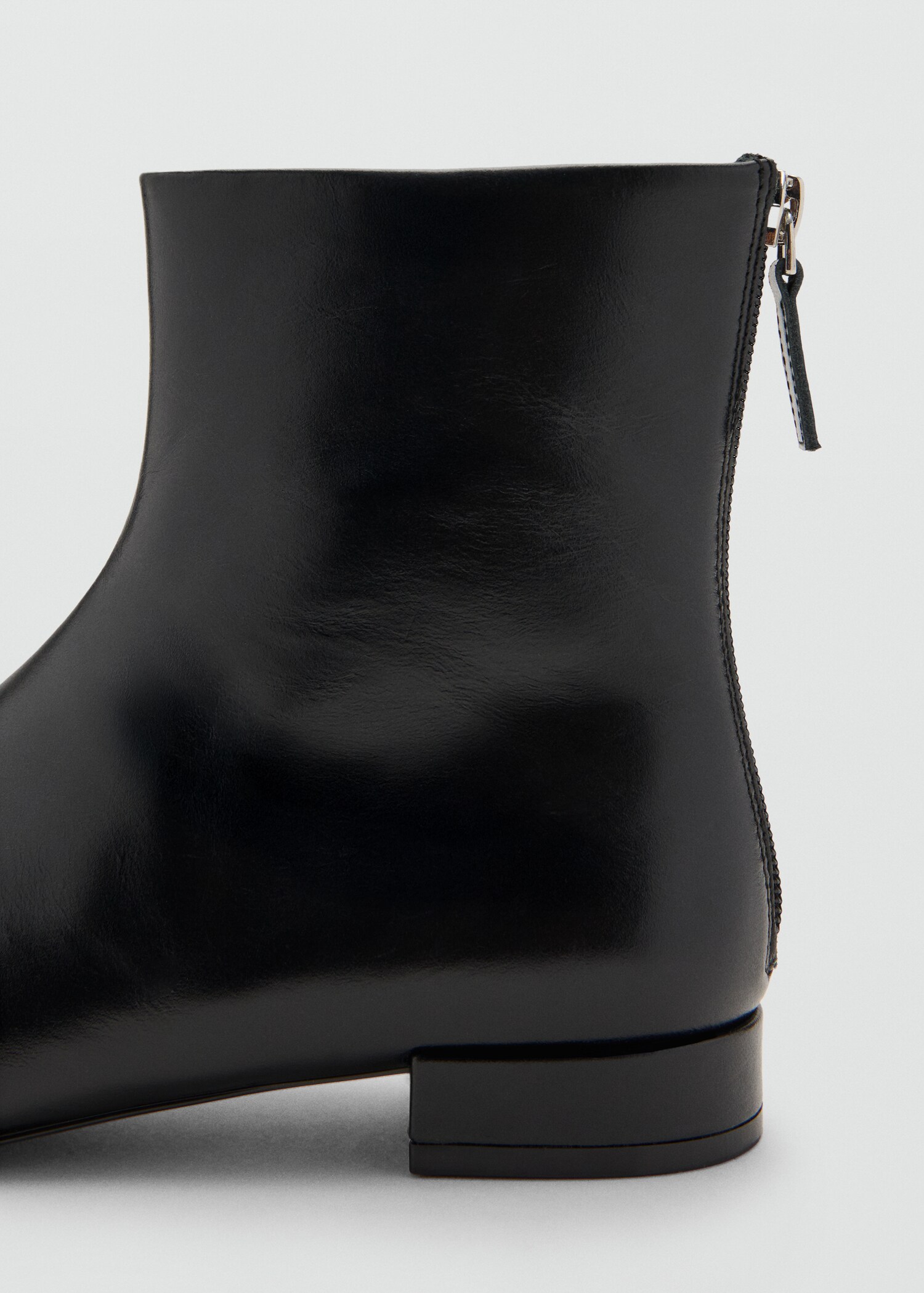 Zipped leather ankle boots - Details of the article 2