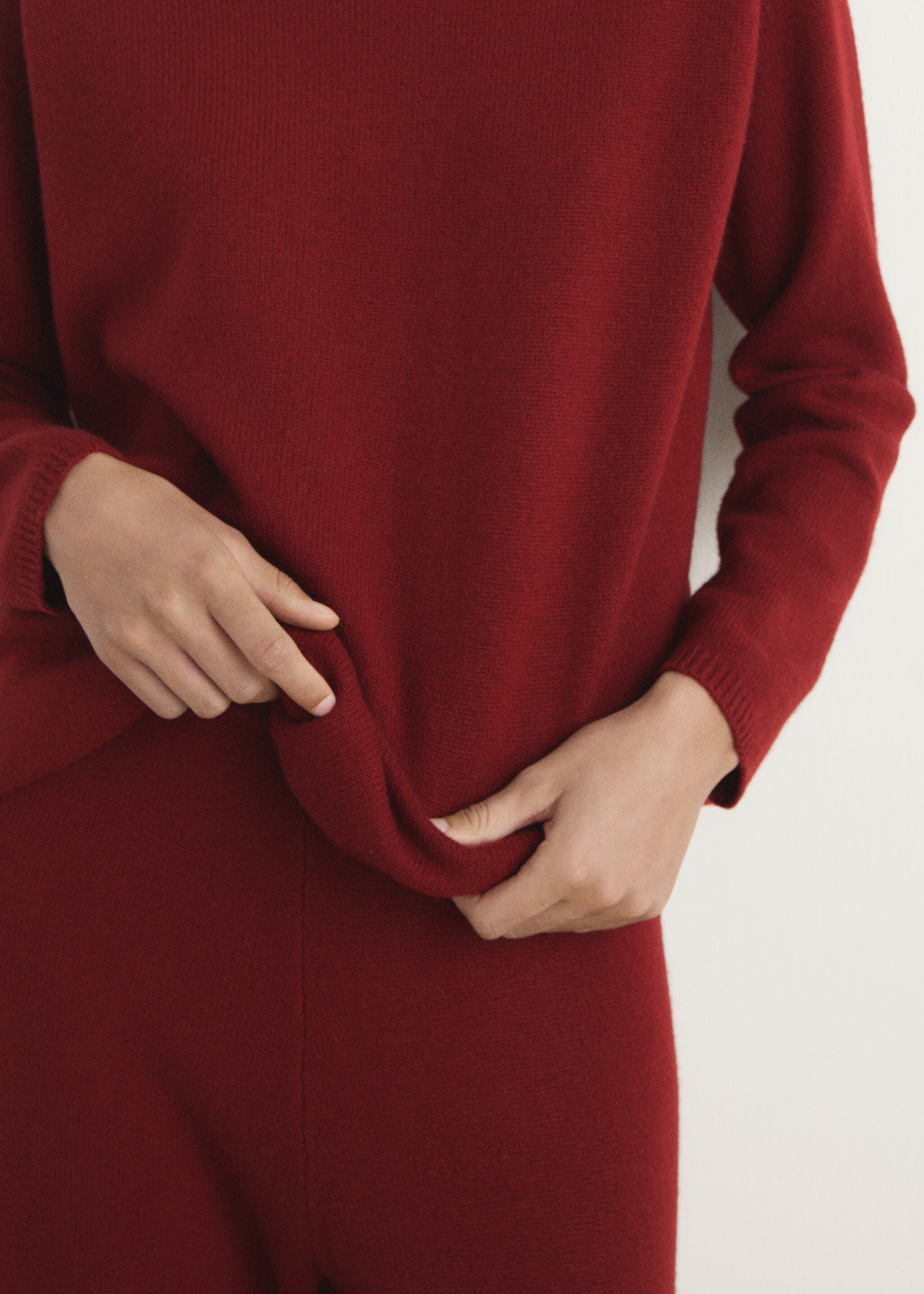 Thick cashmere sweater - Details of the article 6, Red. Ref: 17027130-00.