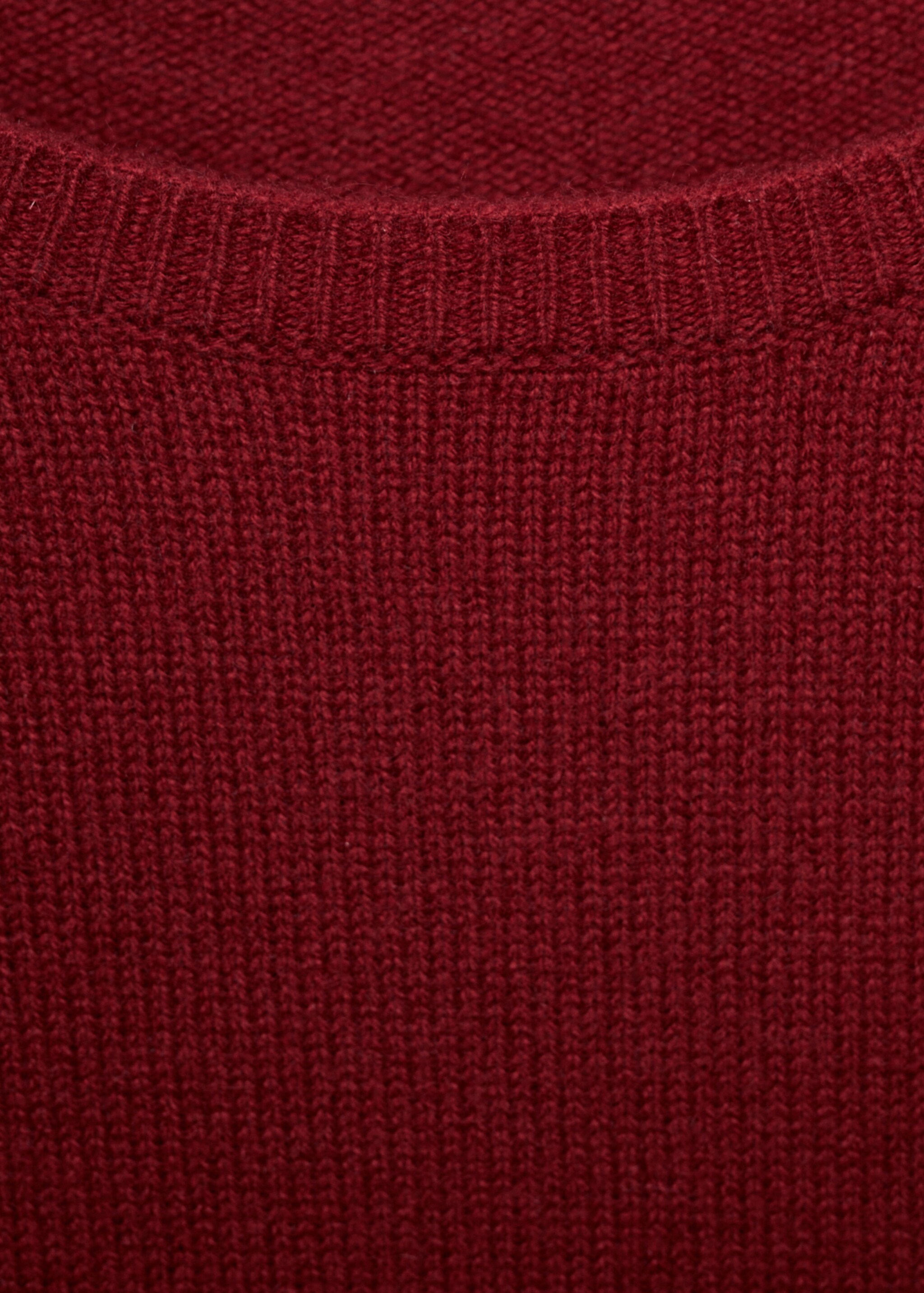 Thick cashmere sweater - Details of the article 8, Red. Ref: 17027130-00.