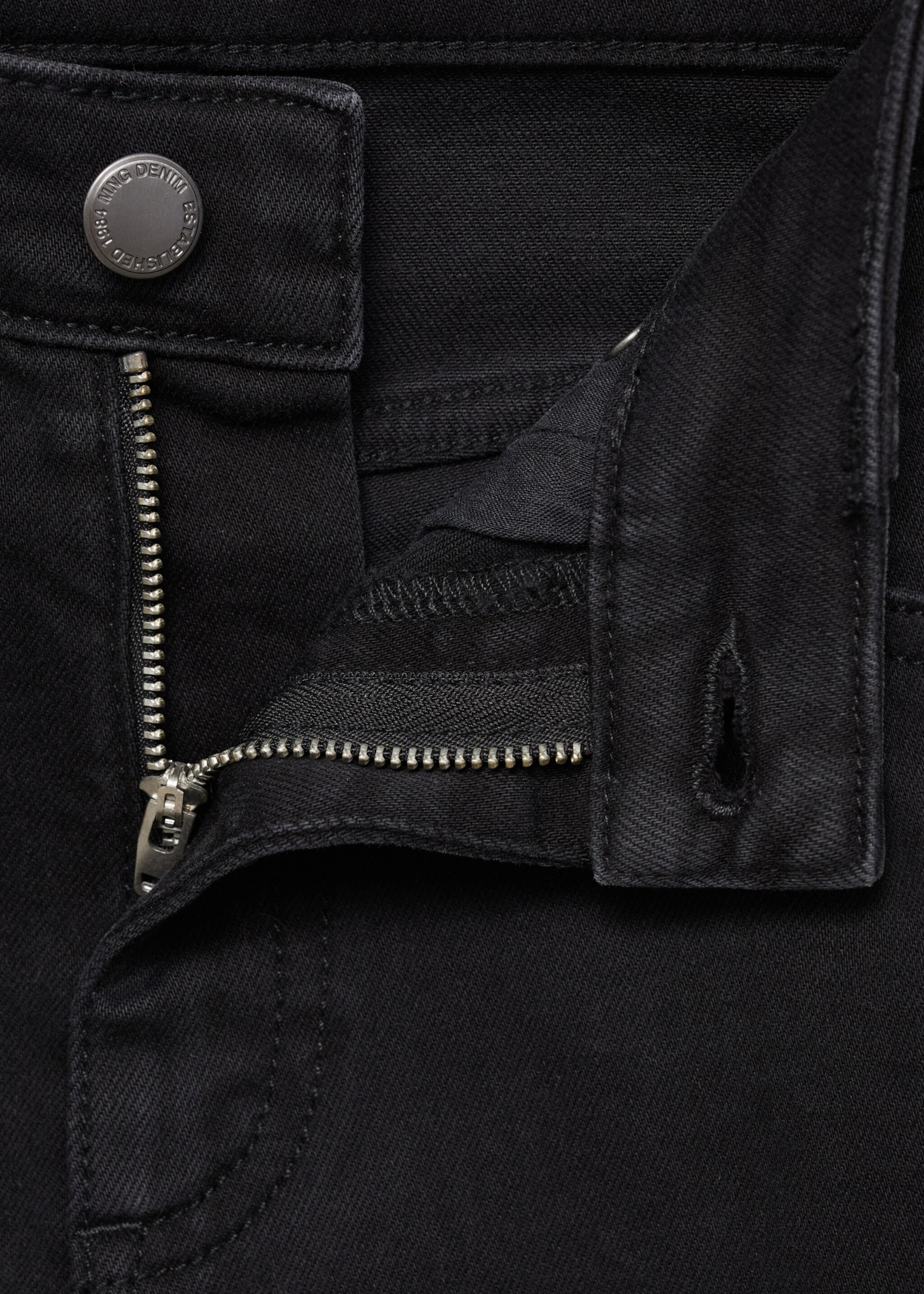 Skinny-Jeans mit mit mittlerer Bundhöhe - Detail des Artikels 8, Black denim. Ref: 17027765-00.