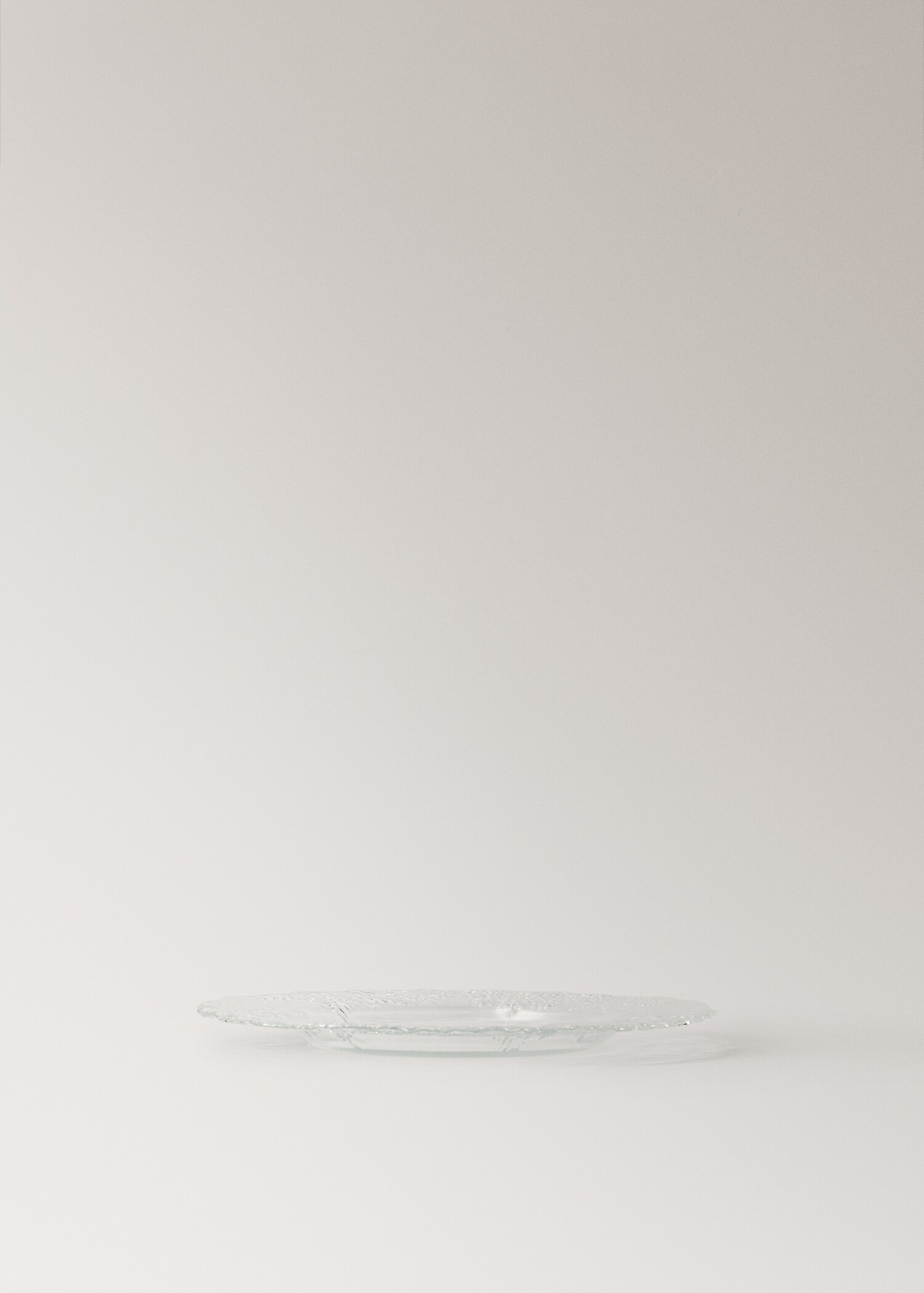 Glass dessert plate with rim detail - Details of the article 1
