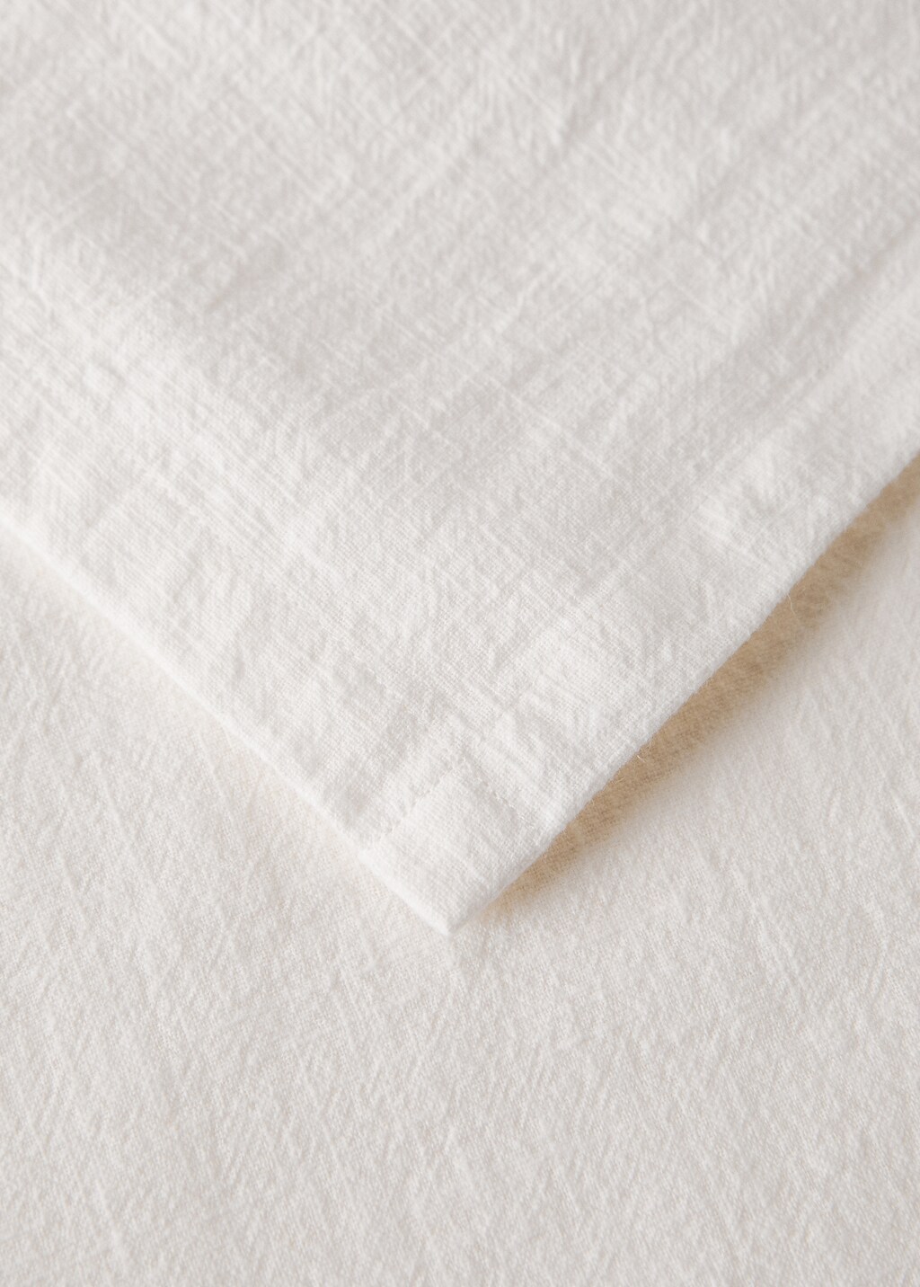 Ramie cotton tablecloth with embroidered details for 6 to 8 diners