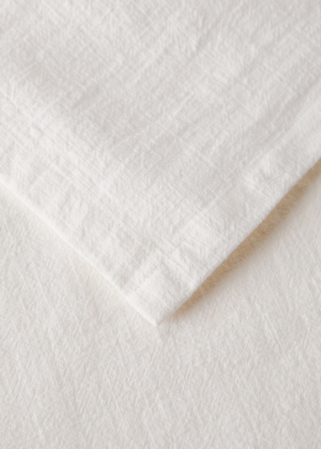 Ramie cotton tablecloth with embroidered details for 6 to 8 diners