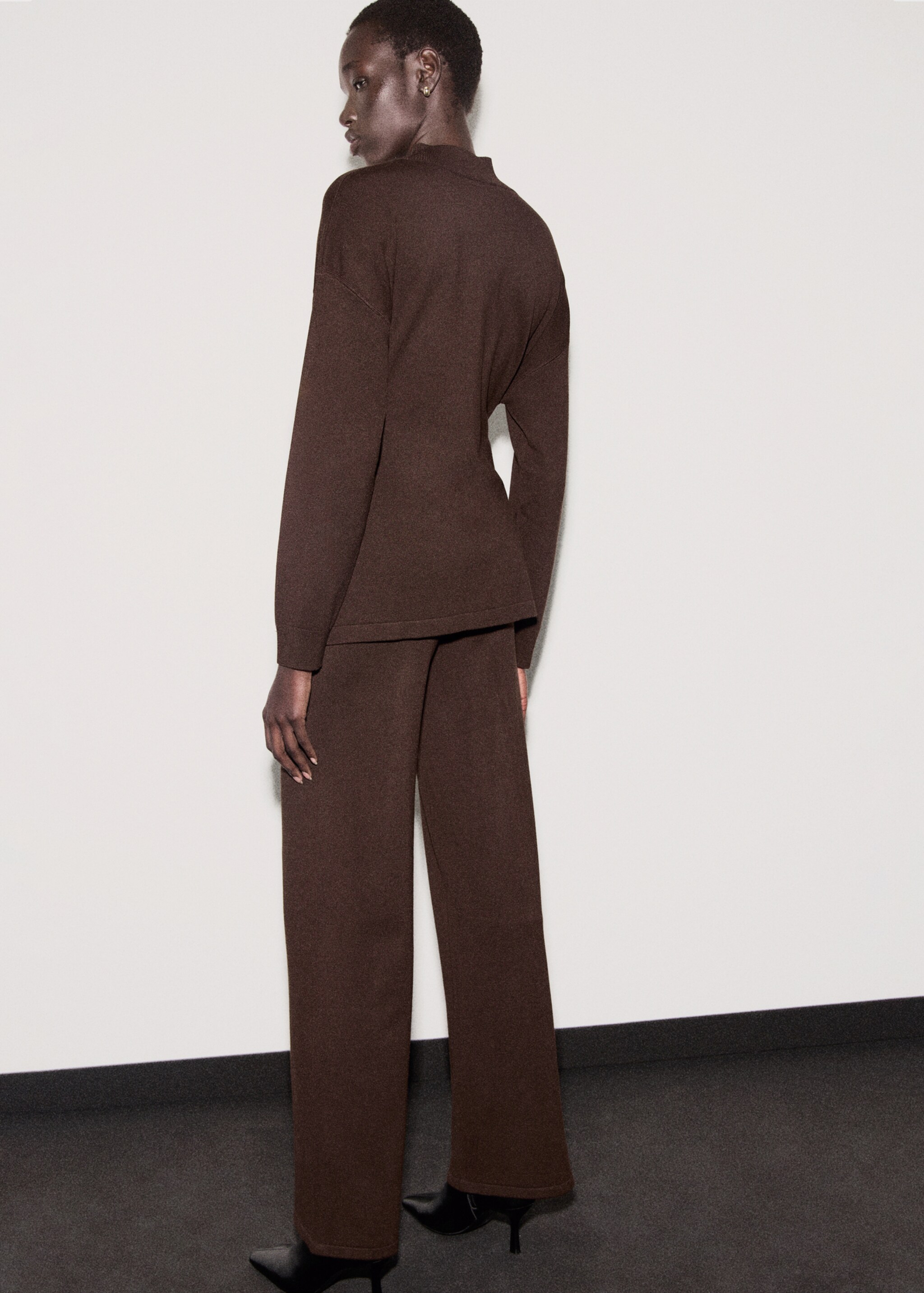 Pantalon en tricot avec coutures - Verso de l’article, Chocolat. Ref: 17027792-00.